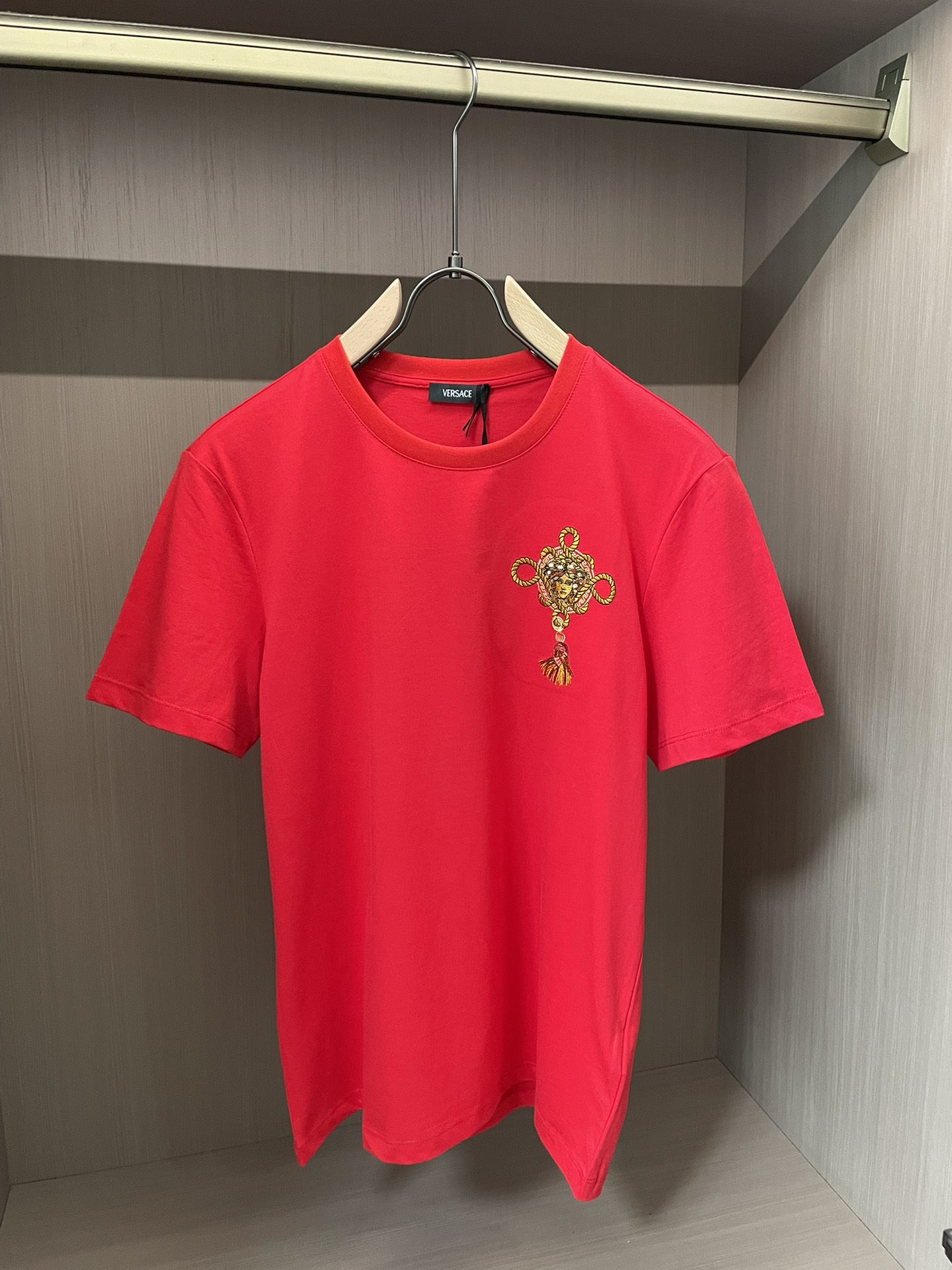 Versace2026春夏新品马年限定刺绣中国结款短袖T恤；主打中国新年主题，设计融合了品牌经典元素与东