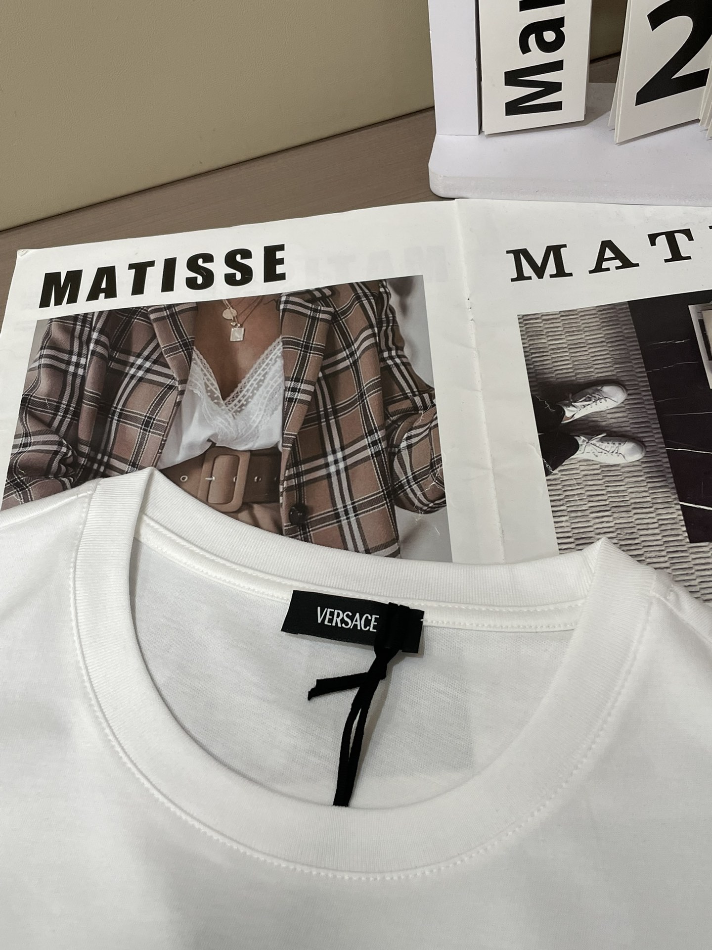 Versace2026春夏新品马年限定刺绣中国结款短袖T恤；主打中国新年主题，设计融合了品牌经典元素与东