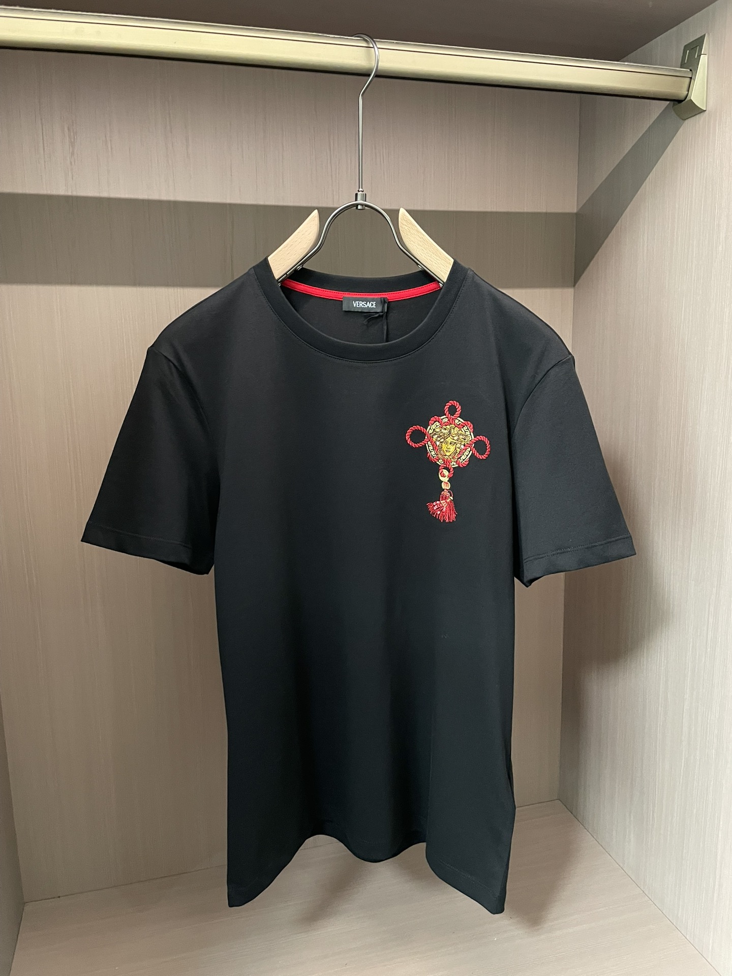 Versace2026春夏新品马年限定刺绣中国结款短袖T恤；主打中国新年主题，设计融合了品牌经典元素与东