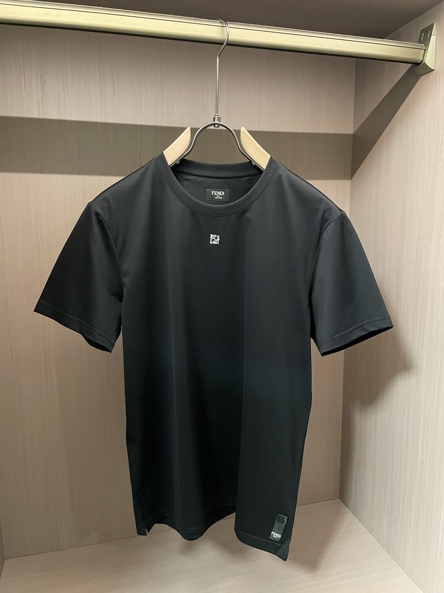 Fendi2026春夏新品长条施华洛世奇水钻镶嵌短袖T恤；双F标志并非普通印花或刺绣，而是由​​细密排列