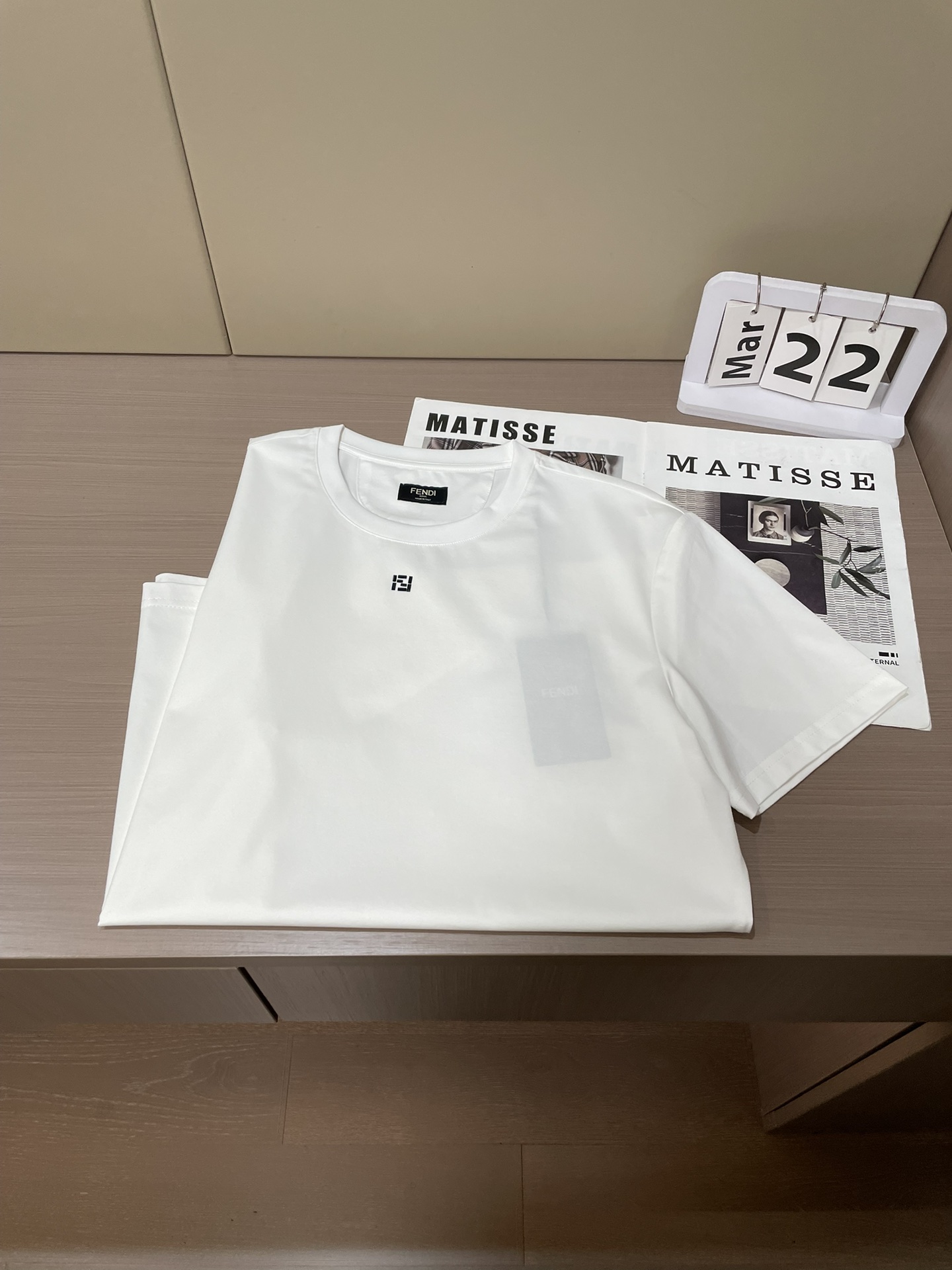 Fendi2026春夏新品长条施华洛世奇水钻镶嵌短袖T恤；双F标志并非普通印花或刺绣，而是由​​细密排列