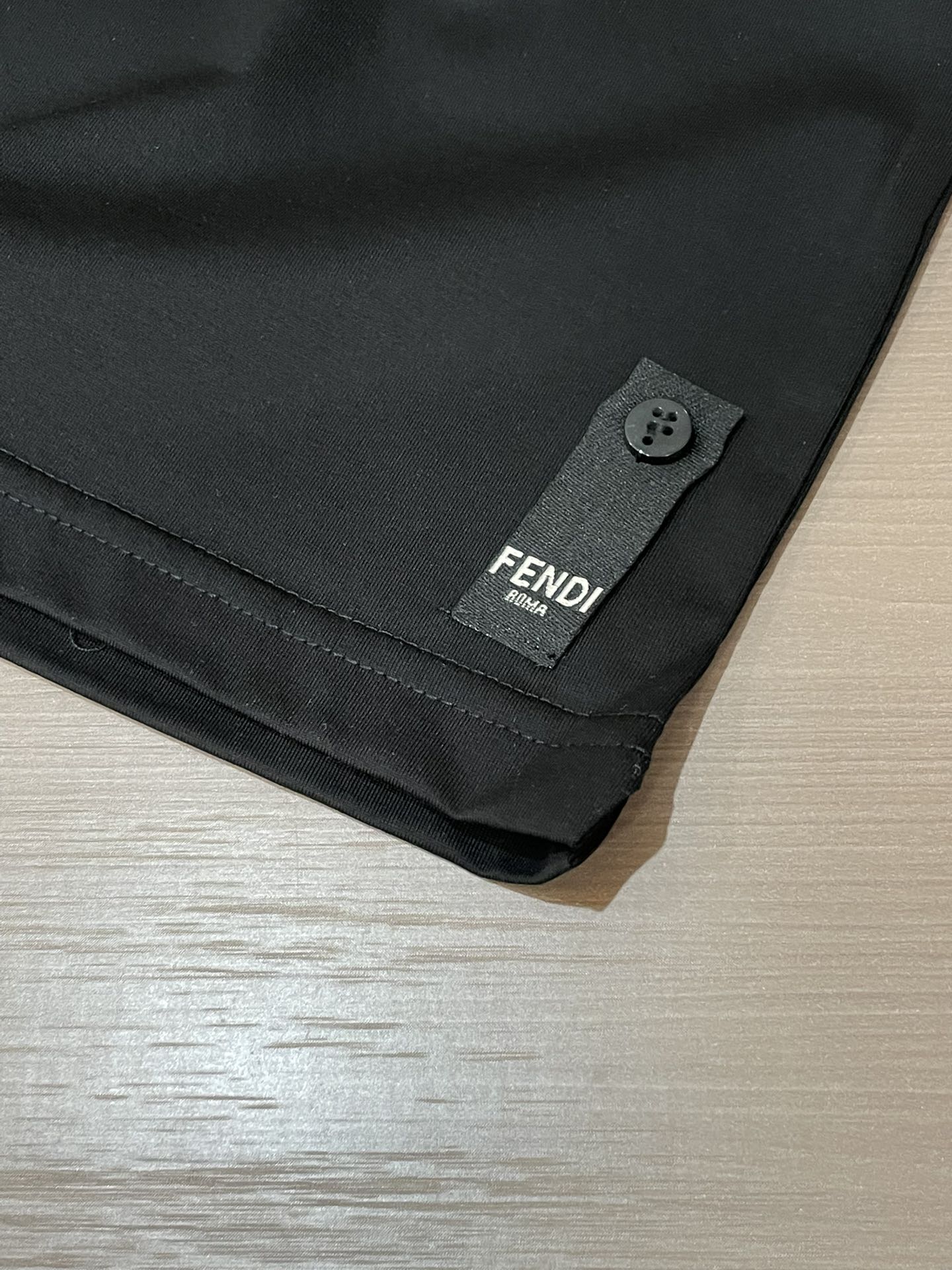 Fendi2026春夏新品长条施华洛世奇水钻镶嵌短袖T恤；双F标志并非普通印花或刺绣，而是由​​细密排列