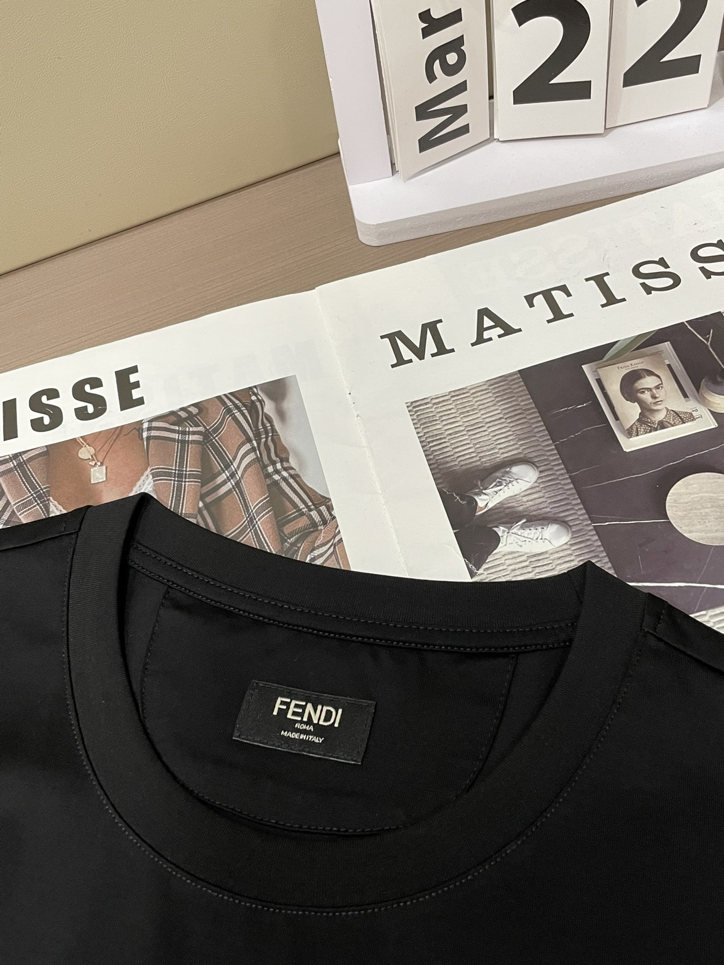 Fendi2026春夏新品长条施华洛世奇水钻镶嵌短袖T恤；双F标志并非普通印花或刺绣，而是由​​细密排列