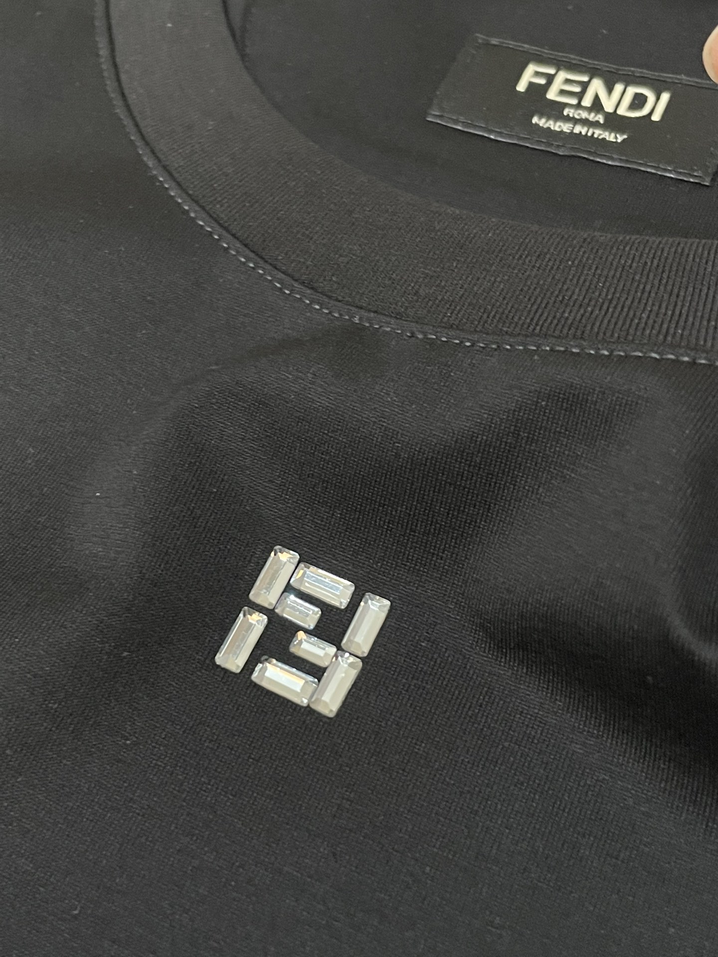 Fendi2026春夏新品长条施华洛世奇水钻镶嵌短袖T恤；双F标志并非普通印花或刺绣，而是由​​细密排列