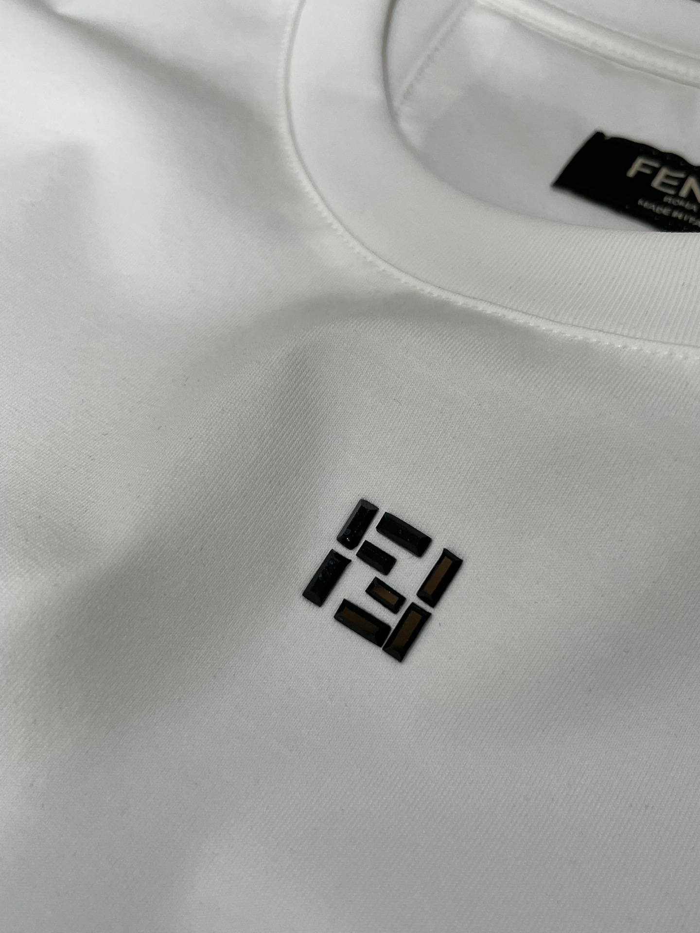 Fendi2026春夏新品长条施华洛世奇水钻镶嵌短袖T恤；双F标志并非普通印花或刺绣，而是由​​细密排列