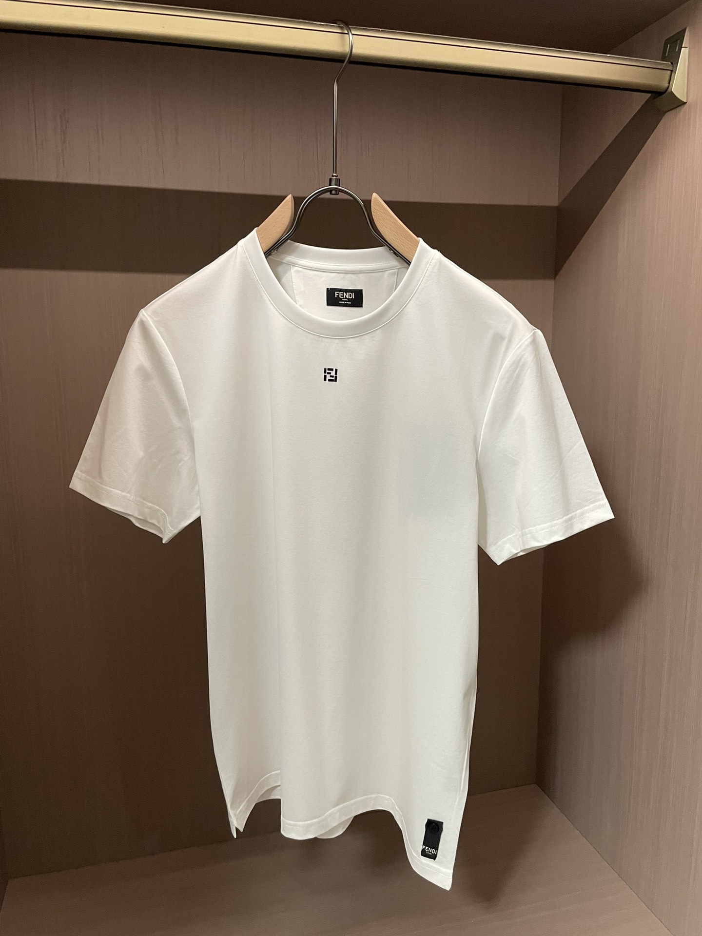 Fendi2026春夏新品长条施华洛世奇水钻镶嵌短袖T恤；双F标志并非普通印花或刺绣，而是由​​细密排列