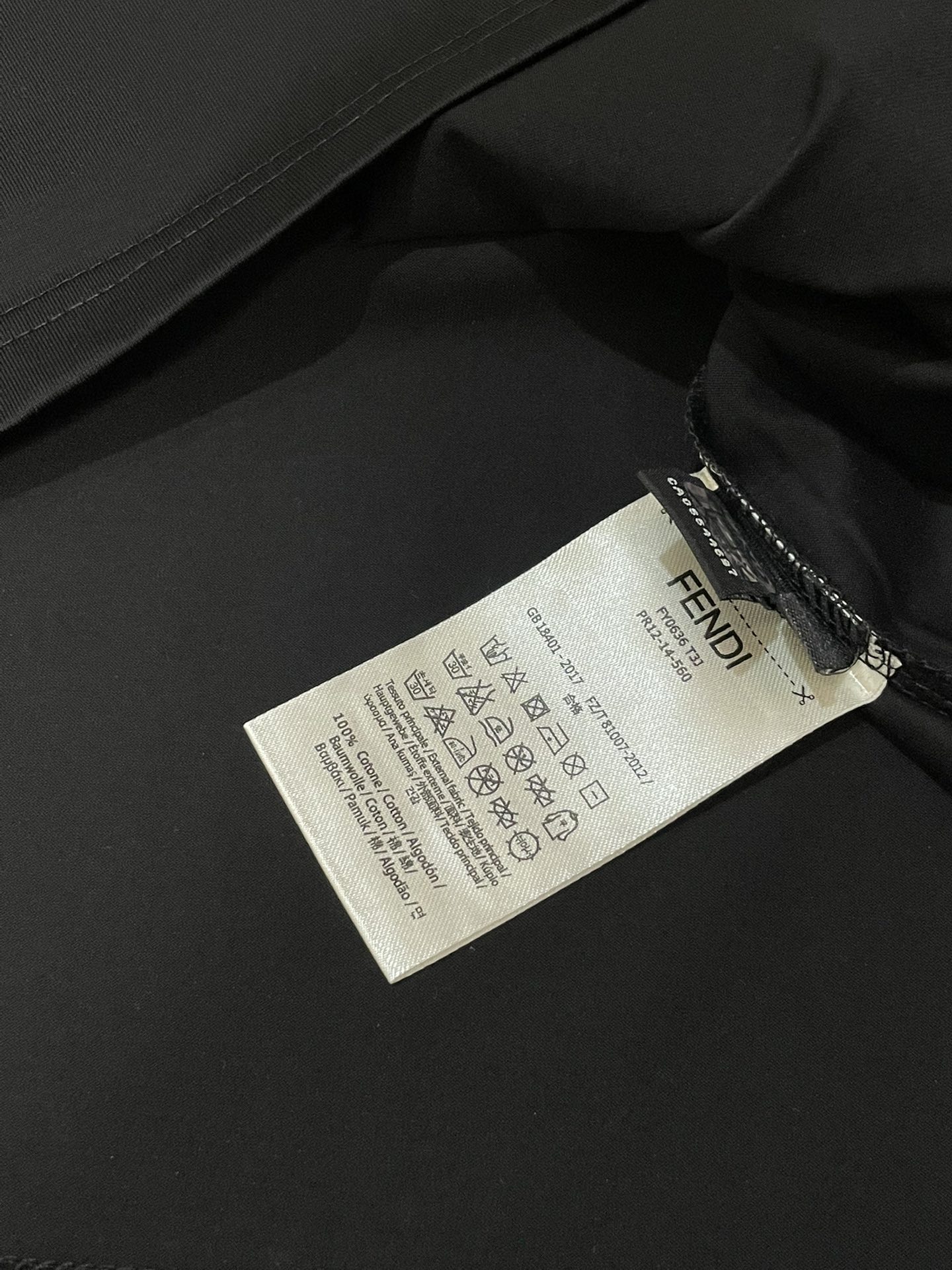 Fendi2026春夏新品长条施华洛世奇水钻镶嵌短袖T恤；双F标志并非普通印花或刺绣，而是由​​细密排列