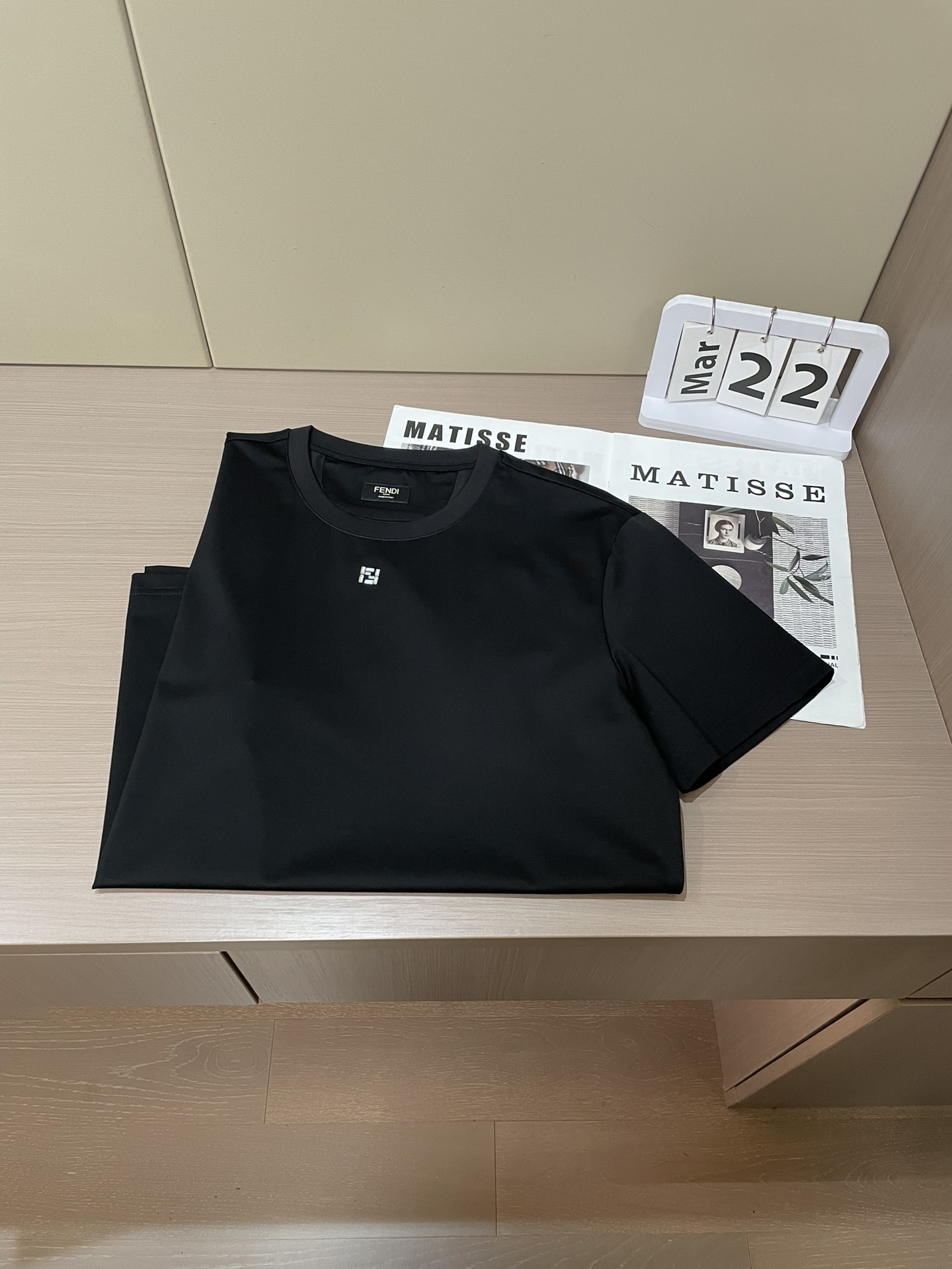 Fendi2026春夏新品长条施华洛世奇水钻镶嵌短袖T恤；双F标志并非普通印花或刺绣，而是由​​细密排列