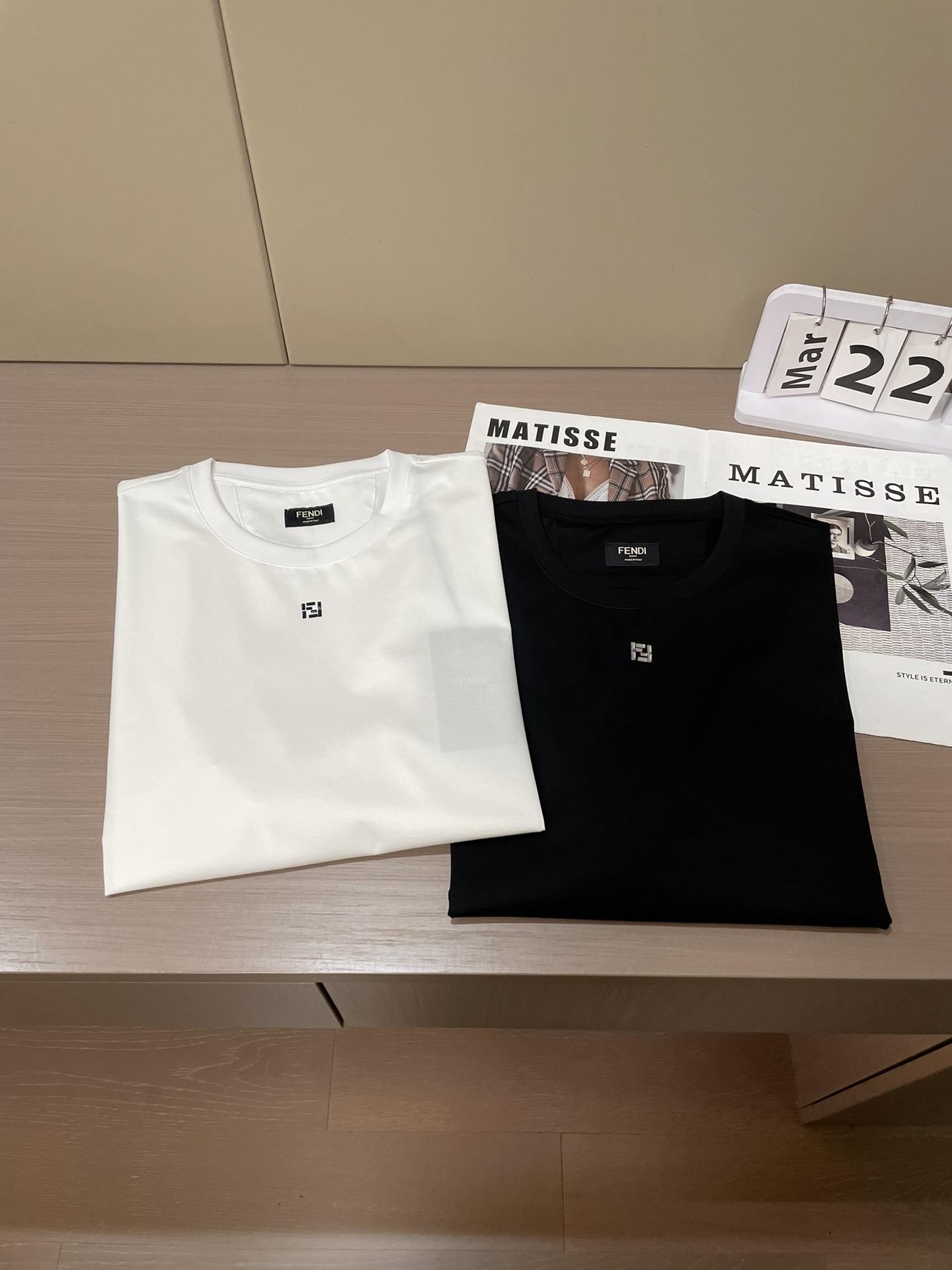 Fendi2026春夏新品长条施华洛世奇水钻镶嵌短袖T恤；双F标志并非普通印花或刺绣，而是由​​细密排列