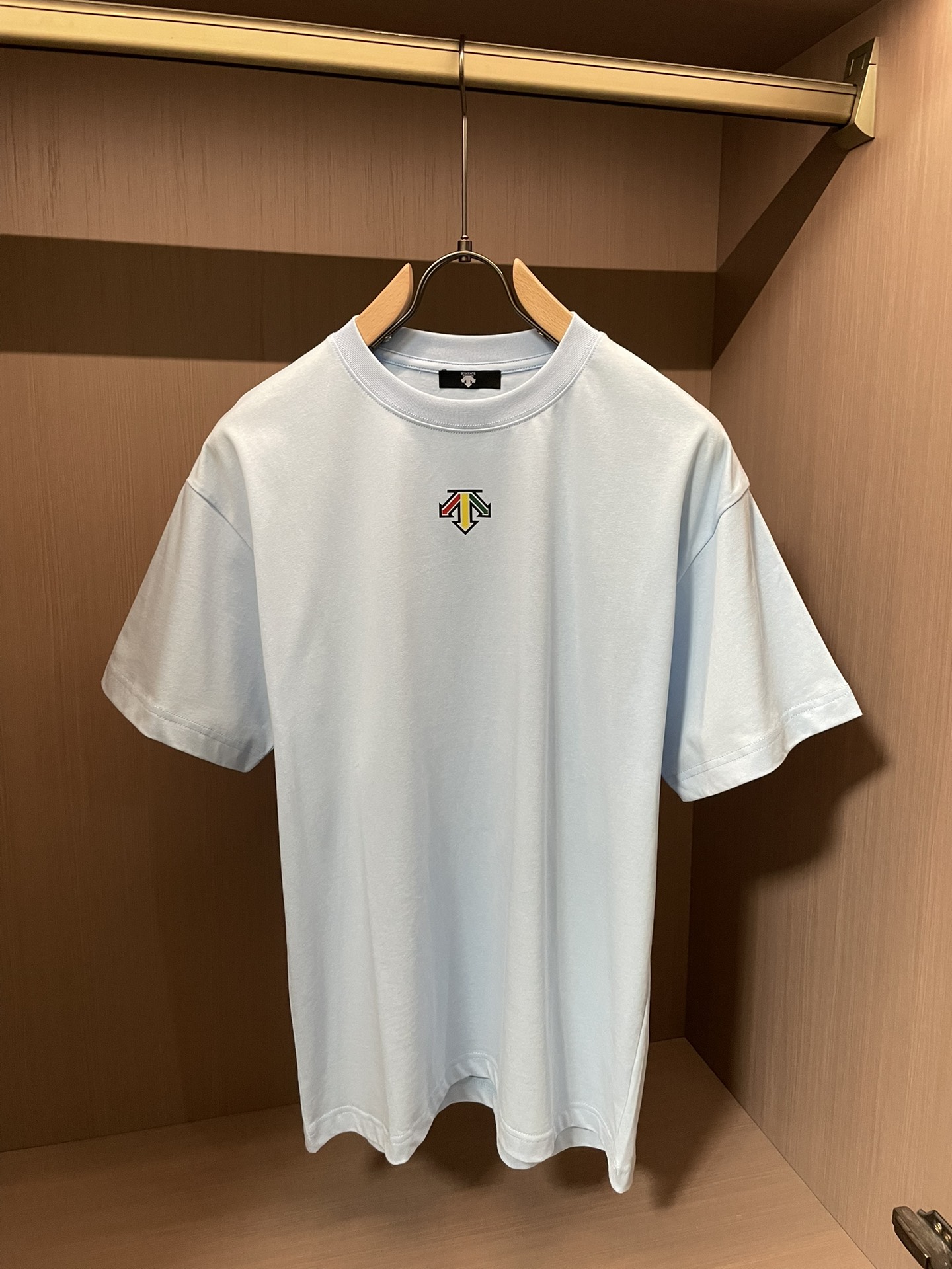 迪桑特 2026春夏款/官网同步面料采用重磅纯棉精梳棉面料，OS宽松版型，上身版型超正！日常百搭，衣橱必