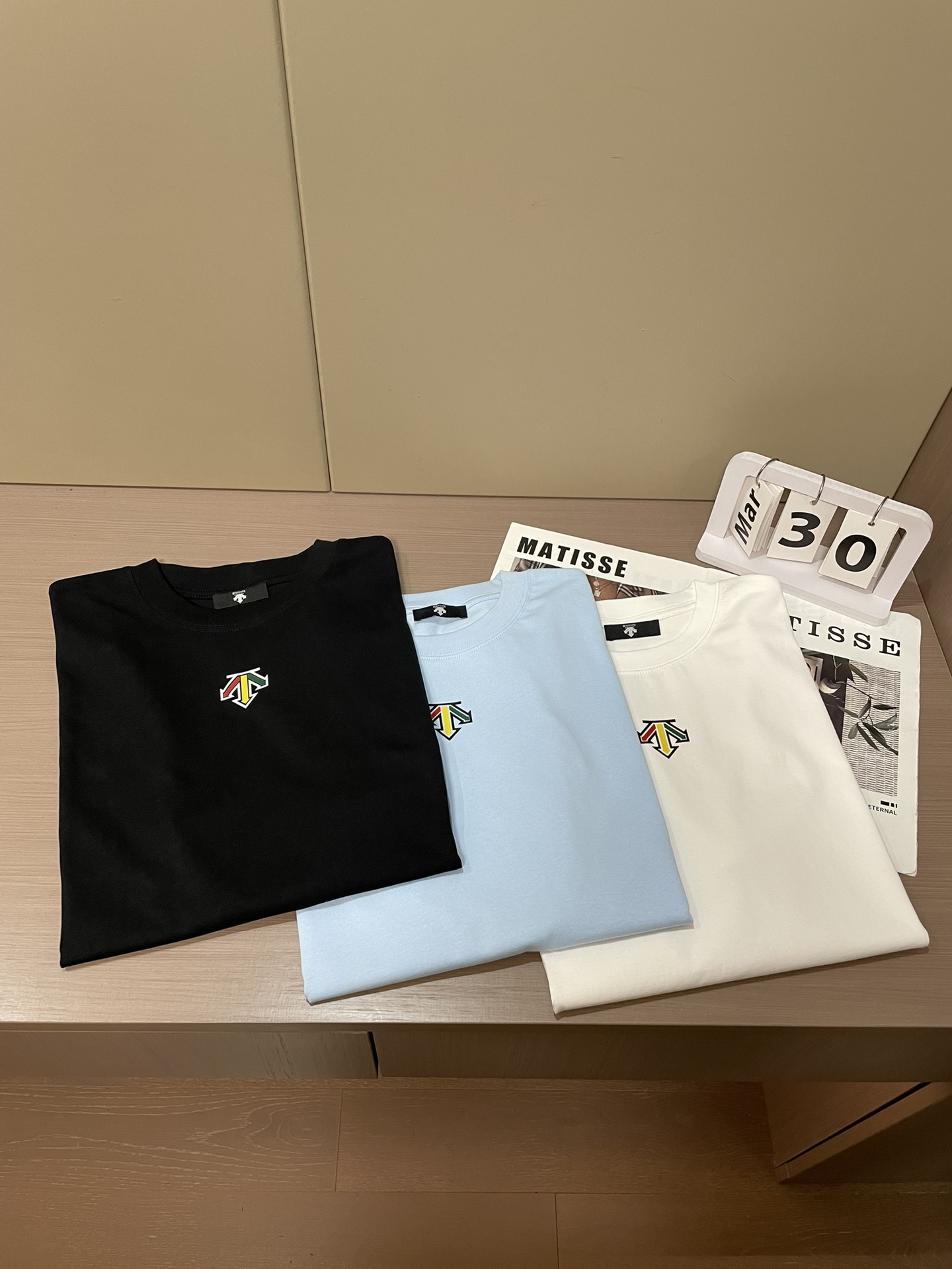 迪桑特 2026春夏款/官网同步面料采用重磅纯棉精梳棉面料，OS宽松版型，上身版型超正！日常百搭，衣橱必