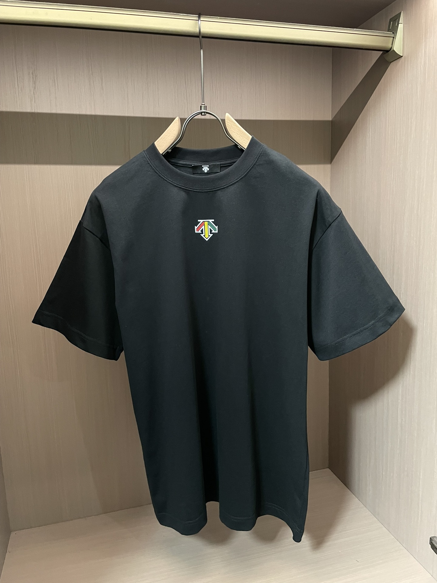 迪桑特 2026春夏款/官网同步面料采用重磅纯棉精梳棉面料，OS宽松版型，上身版型超正！日常百搭，衣橱必