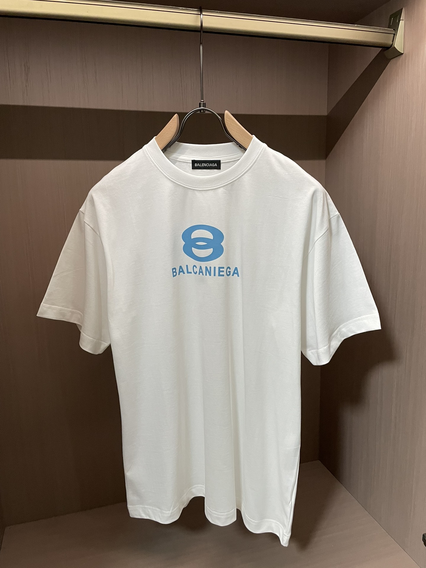 巴黎2026春夏款/官网同步面料采用重磅纯棉精梳棉面料，OS宽松版型，上身版型超正！日常百搭，衣橱必备单