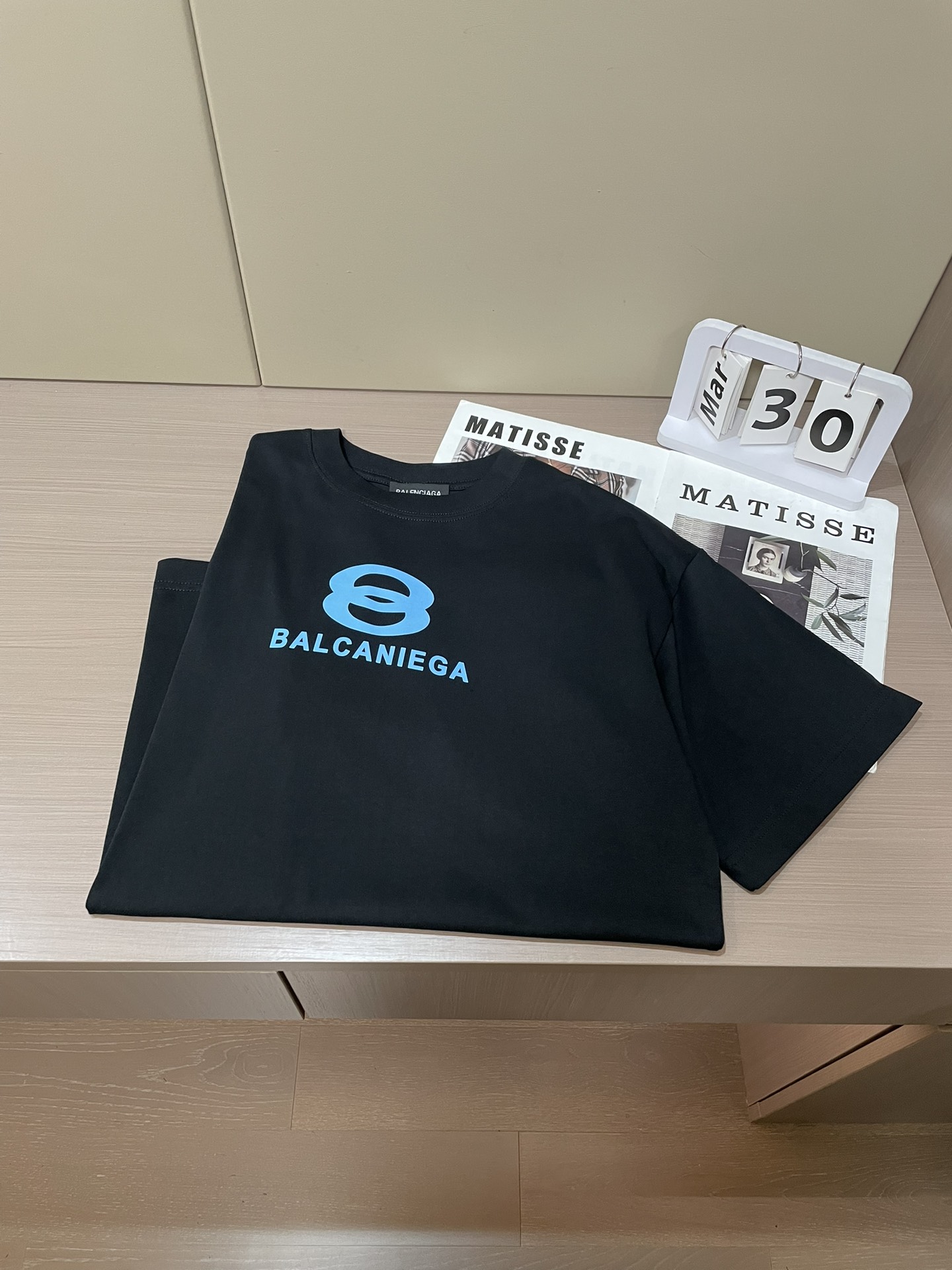 巴黎2026春夏款/官网同步面料采用重磅纯棉精梳棉面料，OS宽松版型，上身版型超正！日常百搭，衣橱必备单