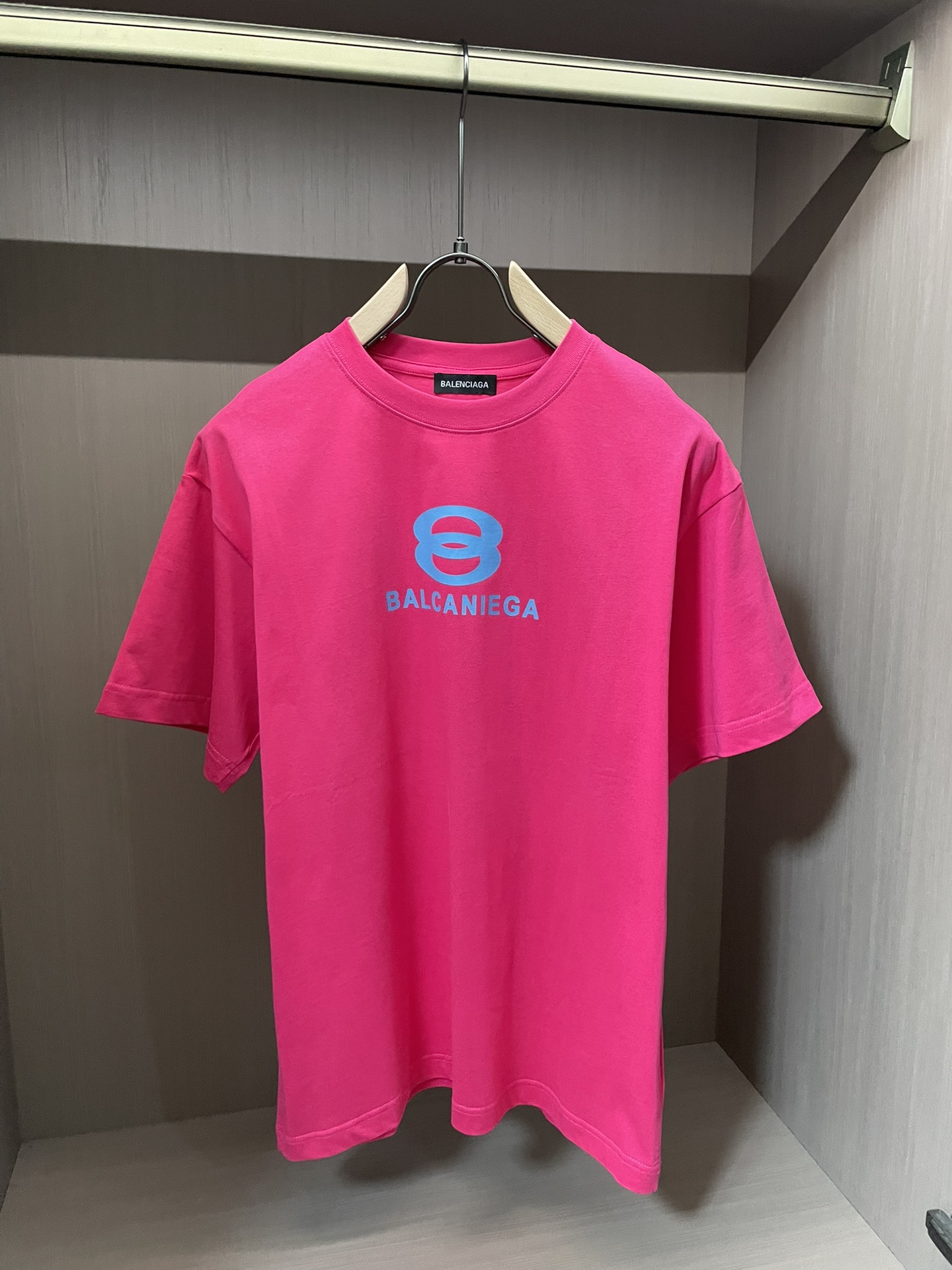 巴黎2026春夏款/官网同步面料采用重磅纯棉精梳棉面料，OS宽松版型，上身版型超正！日常百搭，衣橱必备单