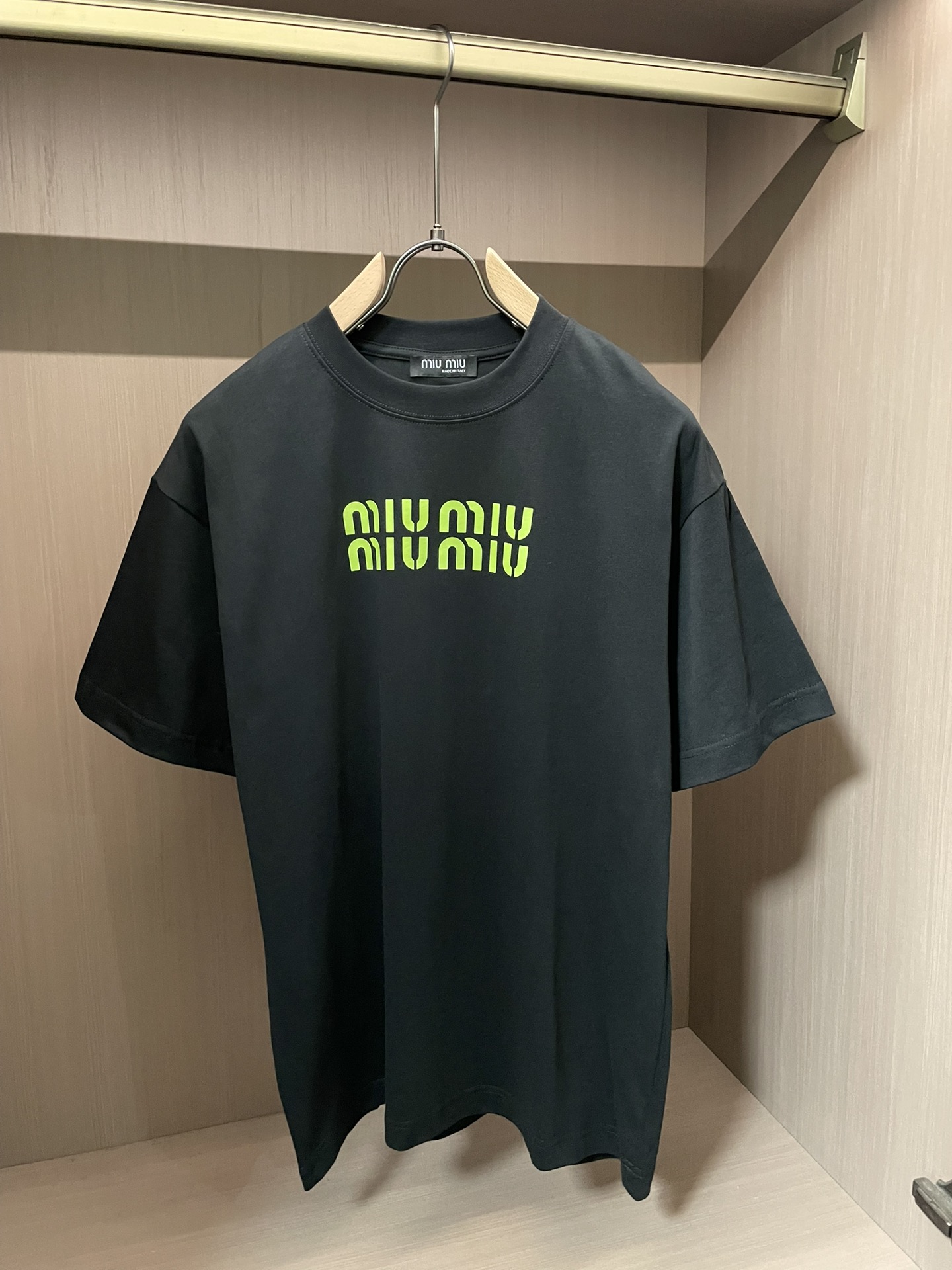 miumiu 2026春夏款/官网同步面料采用重磅纯棉精梳棉面料，OS宽松版型，上身版型超正！日常百搭，