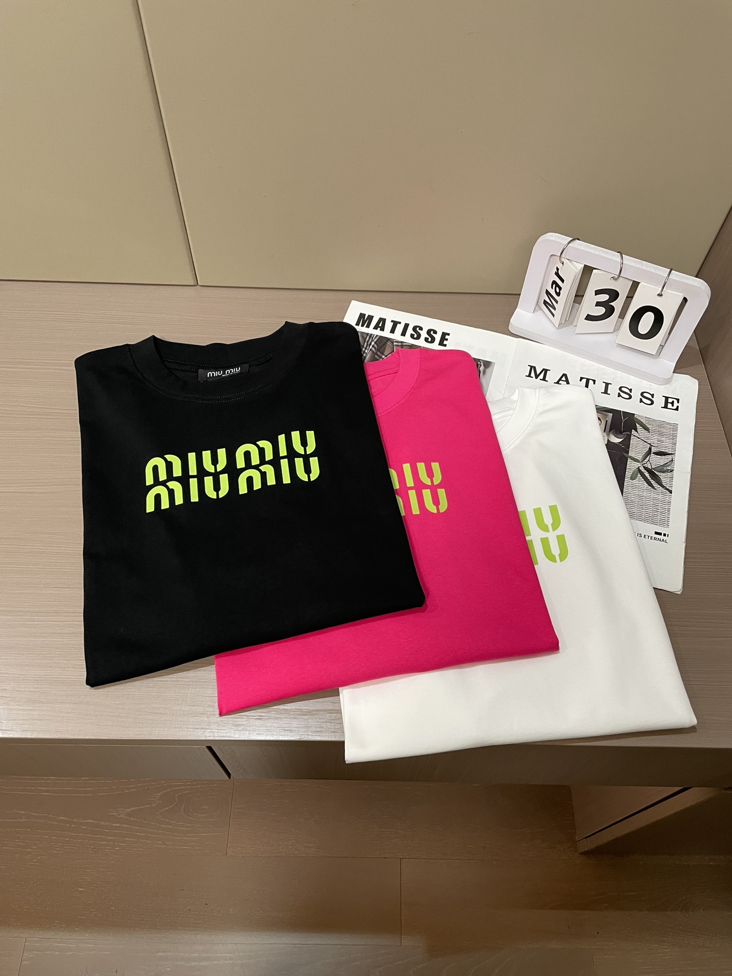 miumiu 2026春夏款/官网同步面料采用重磅纯棉精梳棉面料，OS宽松版型，上身版型超正！日常百搭，