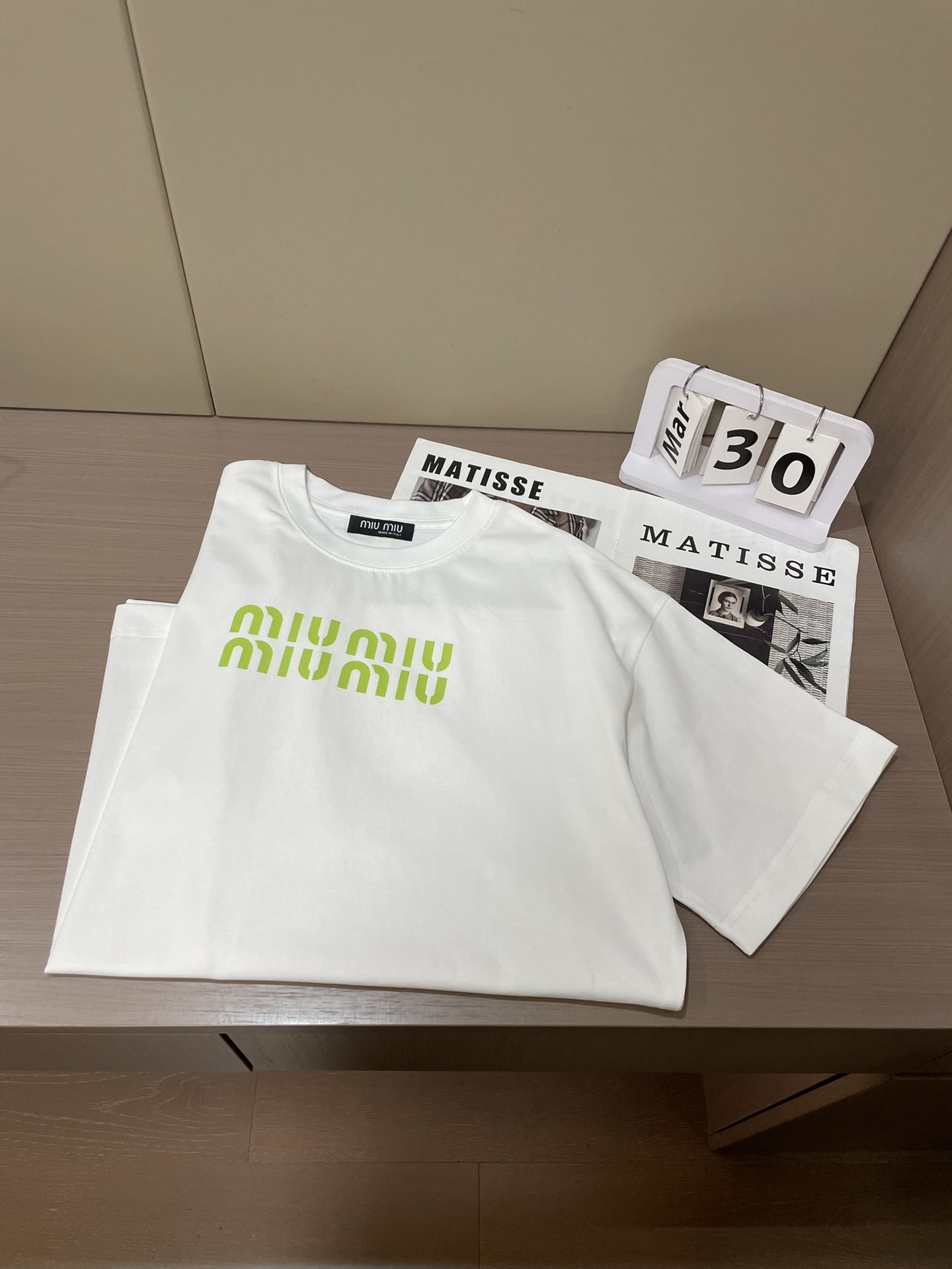 miumiu 2026春夏款/官网同步面料采用重磅纯棉精梳棉面料，OS宽松版型，上身版型超正！日常百搭，