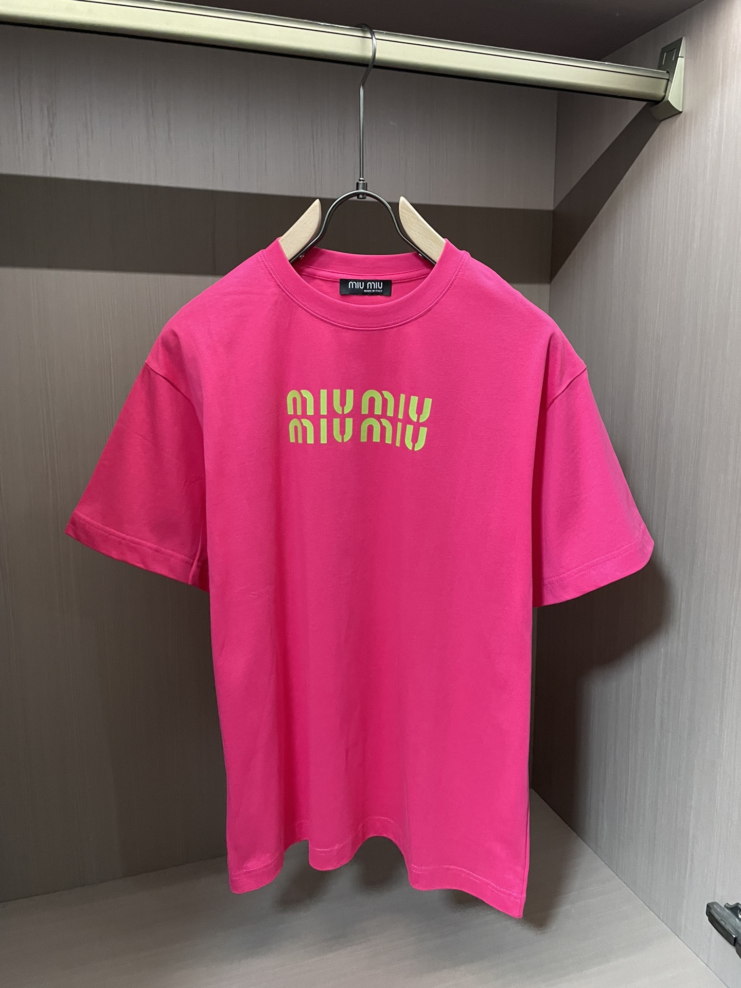 miumiu 2026春夏款/官网同步面料采用重磅纯棉精梳棉面料，OS宽松版型，上身版型超正！日常百搭，