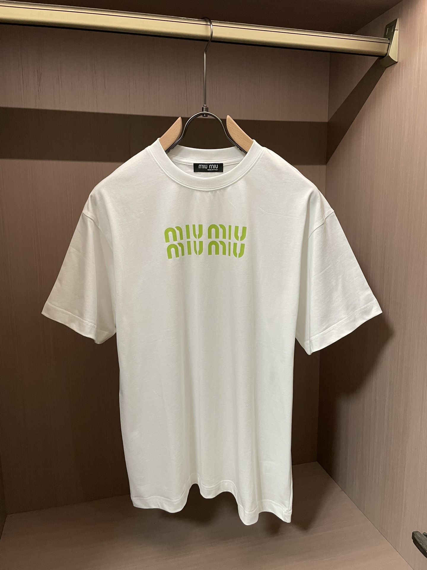 miumiu 2026春夏款/官网同步面料采用重磅纯棉精梳棉面料，OS宽松版型，上身版型超正！日常百搭，