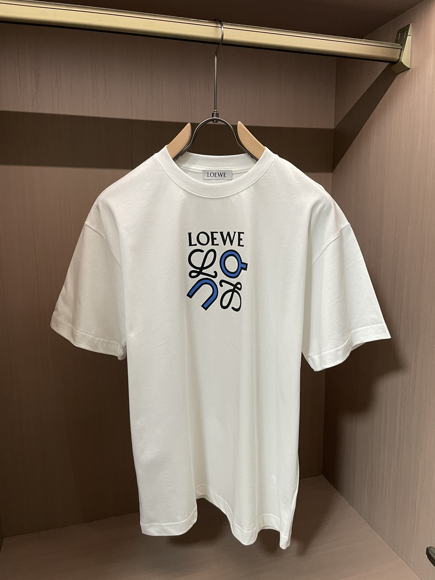Loewe2026春夏款/官网同步面料采用重磅纯棉精梳棉面料，OS宽松版型，上身版型超正！日常百搭，衣橱