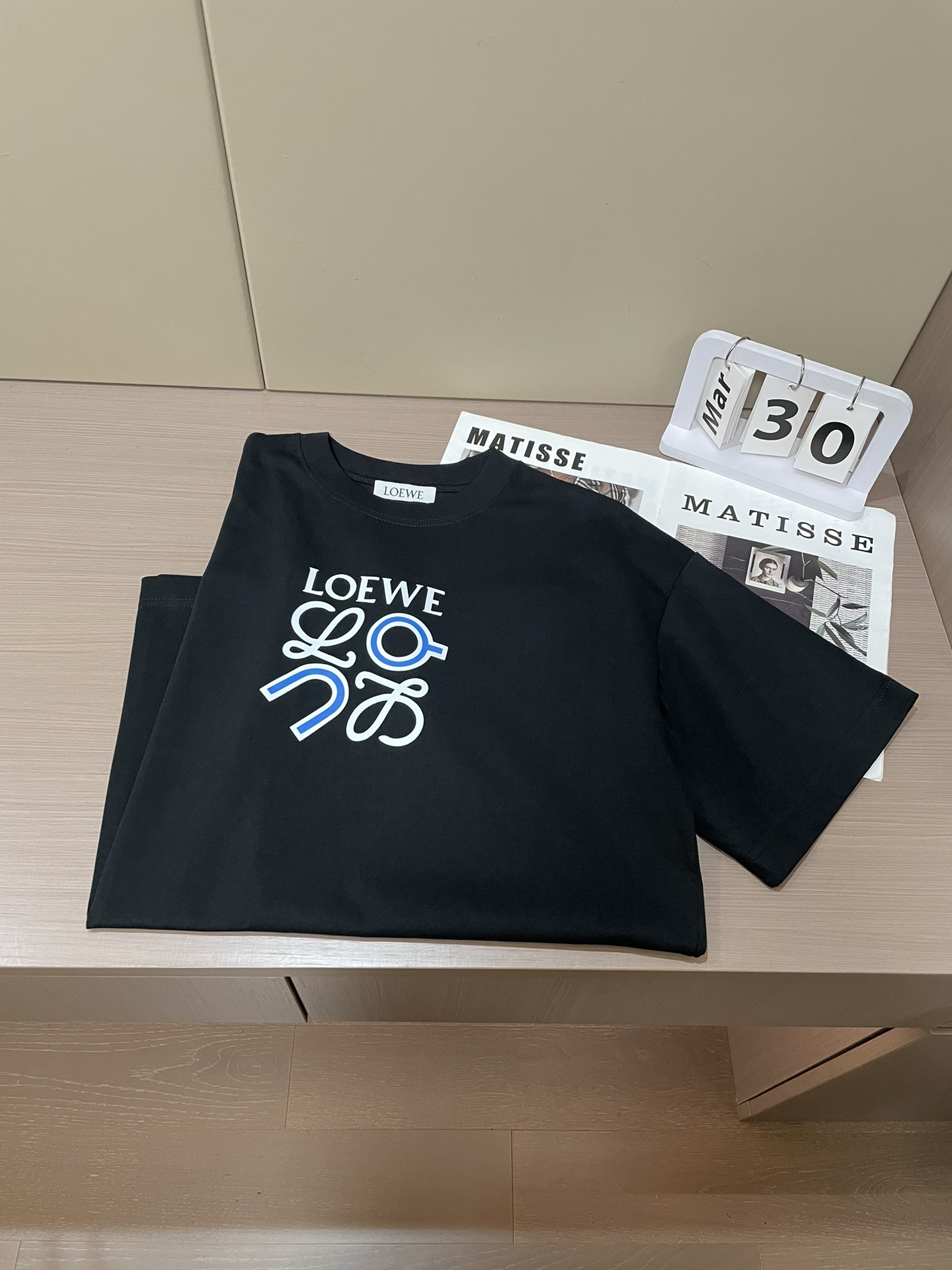 Loewe2026春夏款/官网同步面料采用重磅纯棉精梳棉面料，OS宽松版型，上身版型超正！日常百搭，衣橱
