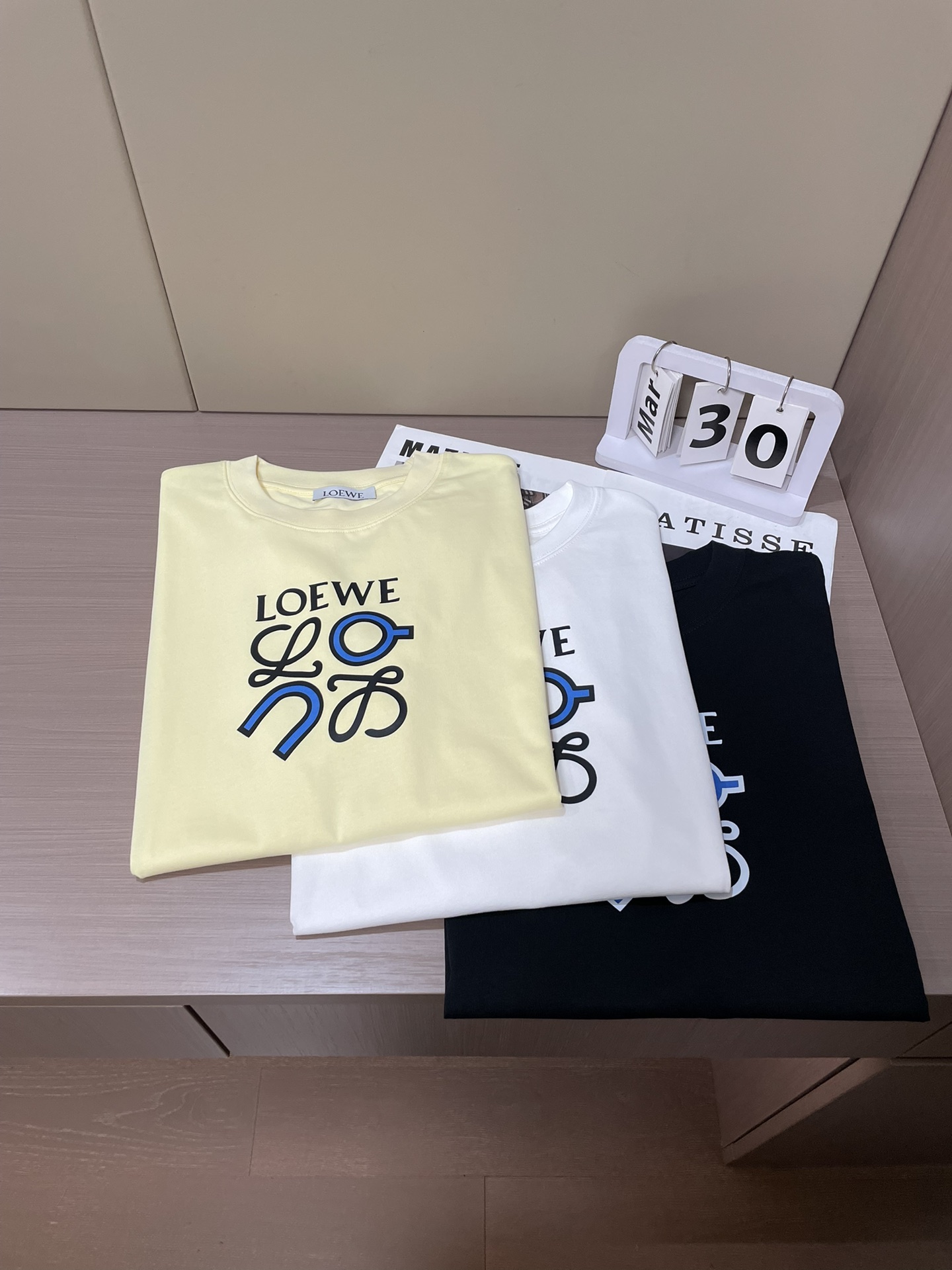 Loewe2026春夏款/官网同步面料采用重磅纯棉精梳棉面料，OS宽松版型，上身版型超正！日常百搭，衣橱