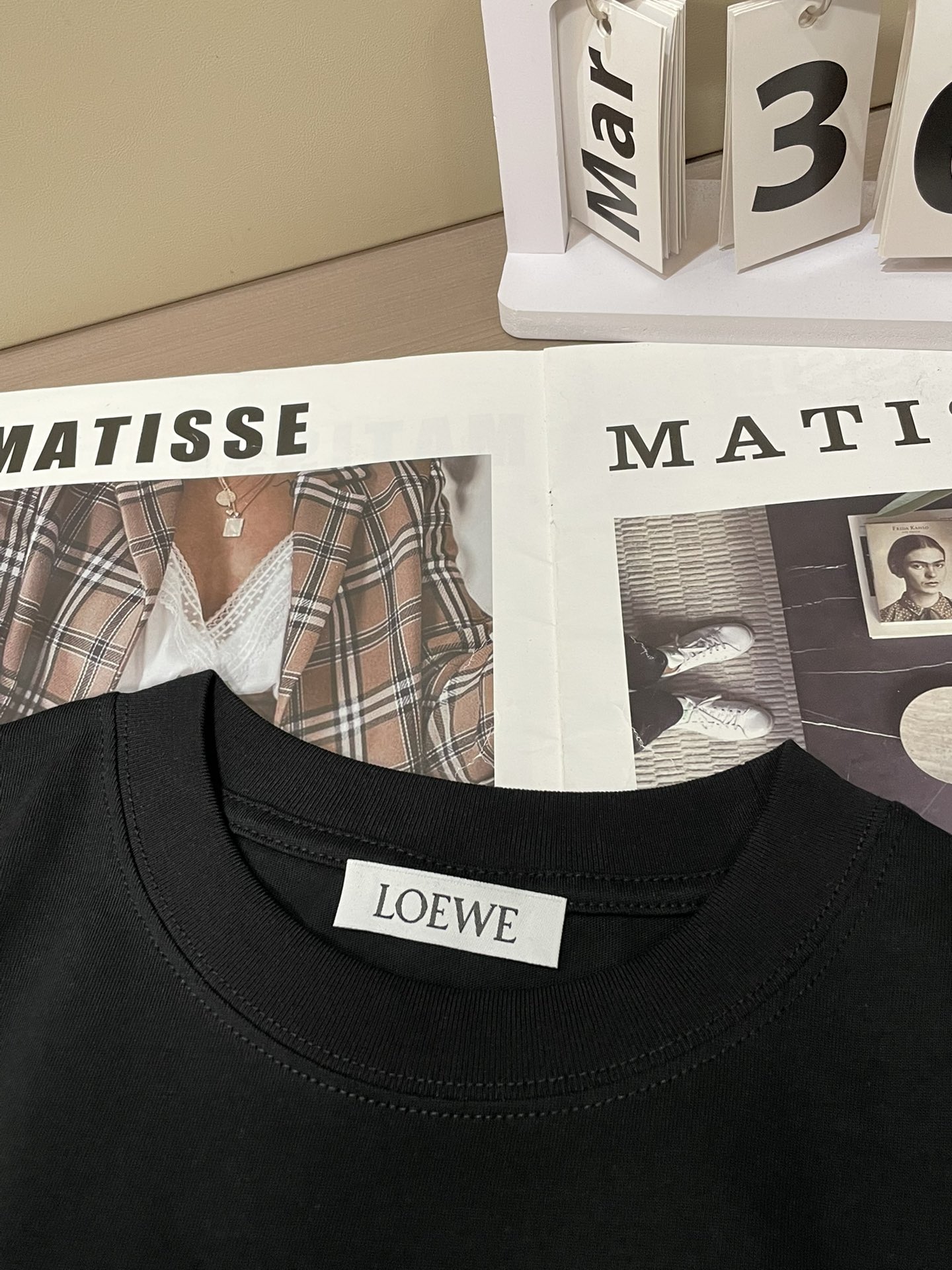 Loewe2026春夏款/官网同步面料采用重磅纯棉精梳棉面料，OS宽松版型，上身版型超正！日常百搭，衣橱