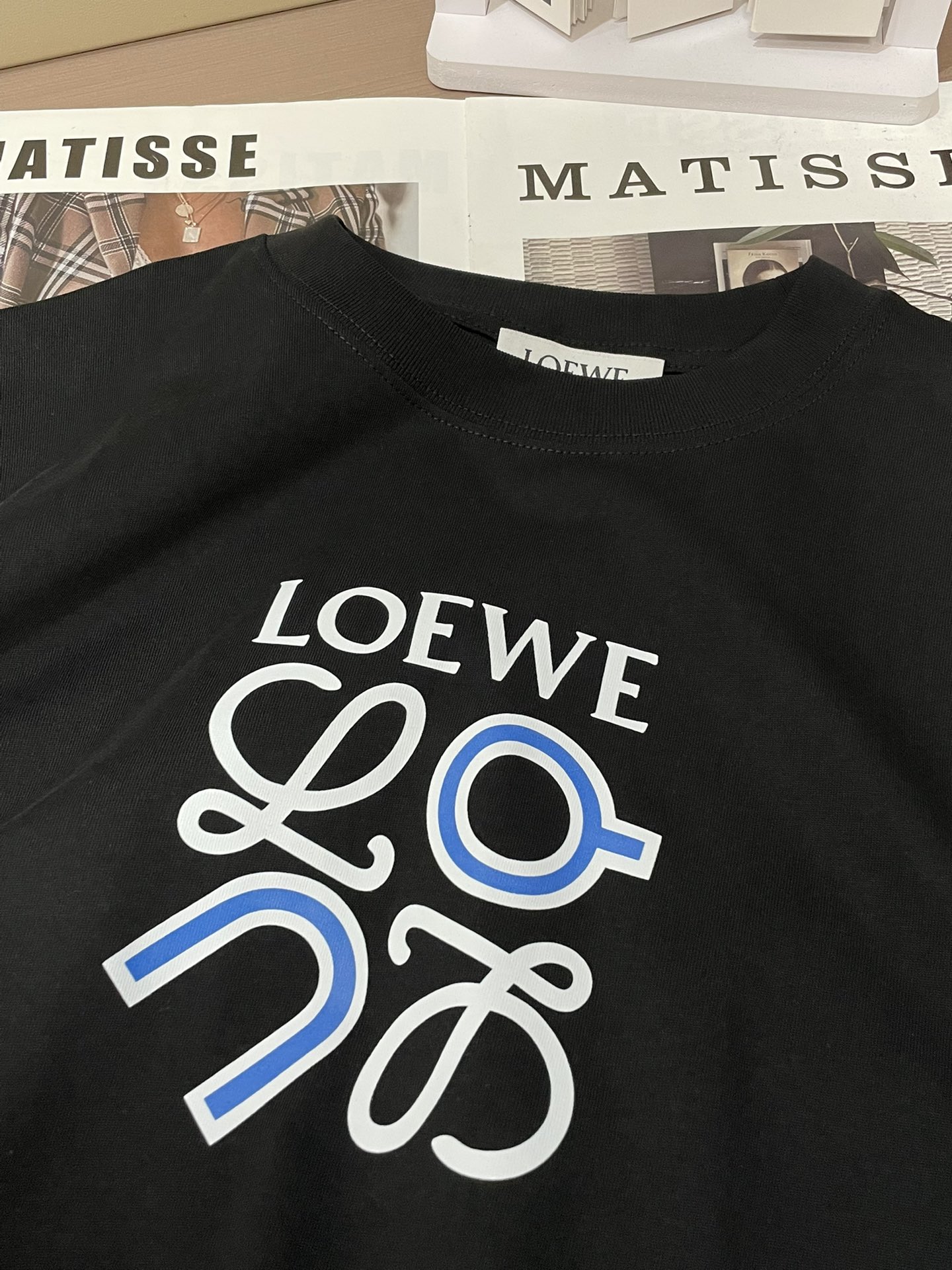 Loewe2026春夏款/官网同步面料采用重磅纯棉精梳棉面料，OS宽松版型，上身版型超正！日常百搭，衣橱