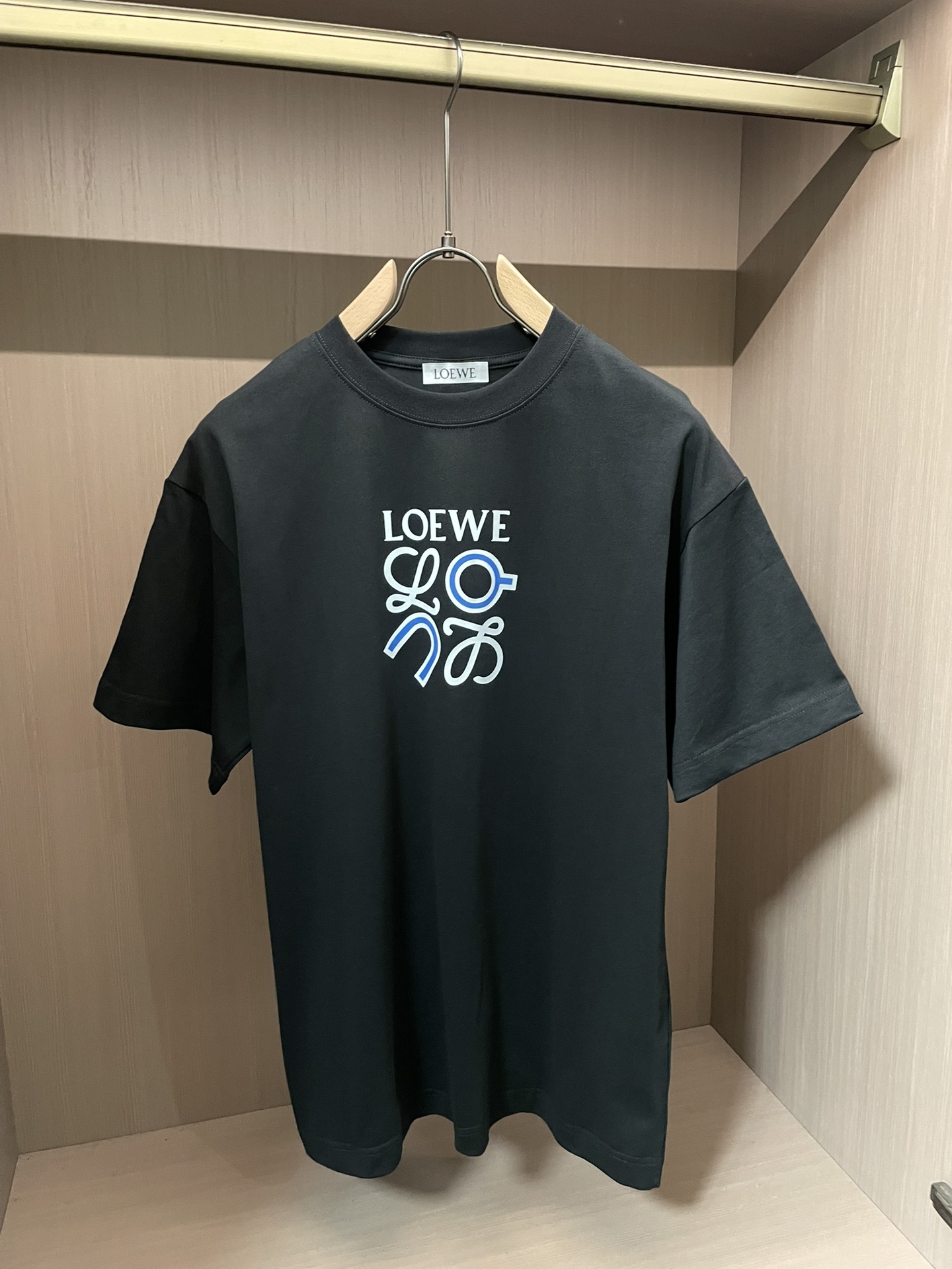 Loewe2026春夏款/官网同步面料采用重磅纯棉精梳棉面料，OS宽松版型，上身版型超正！日常百搭，衣橱