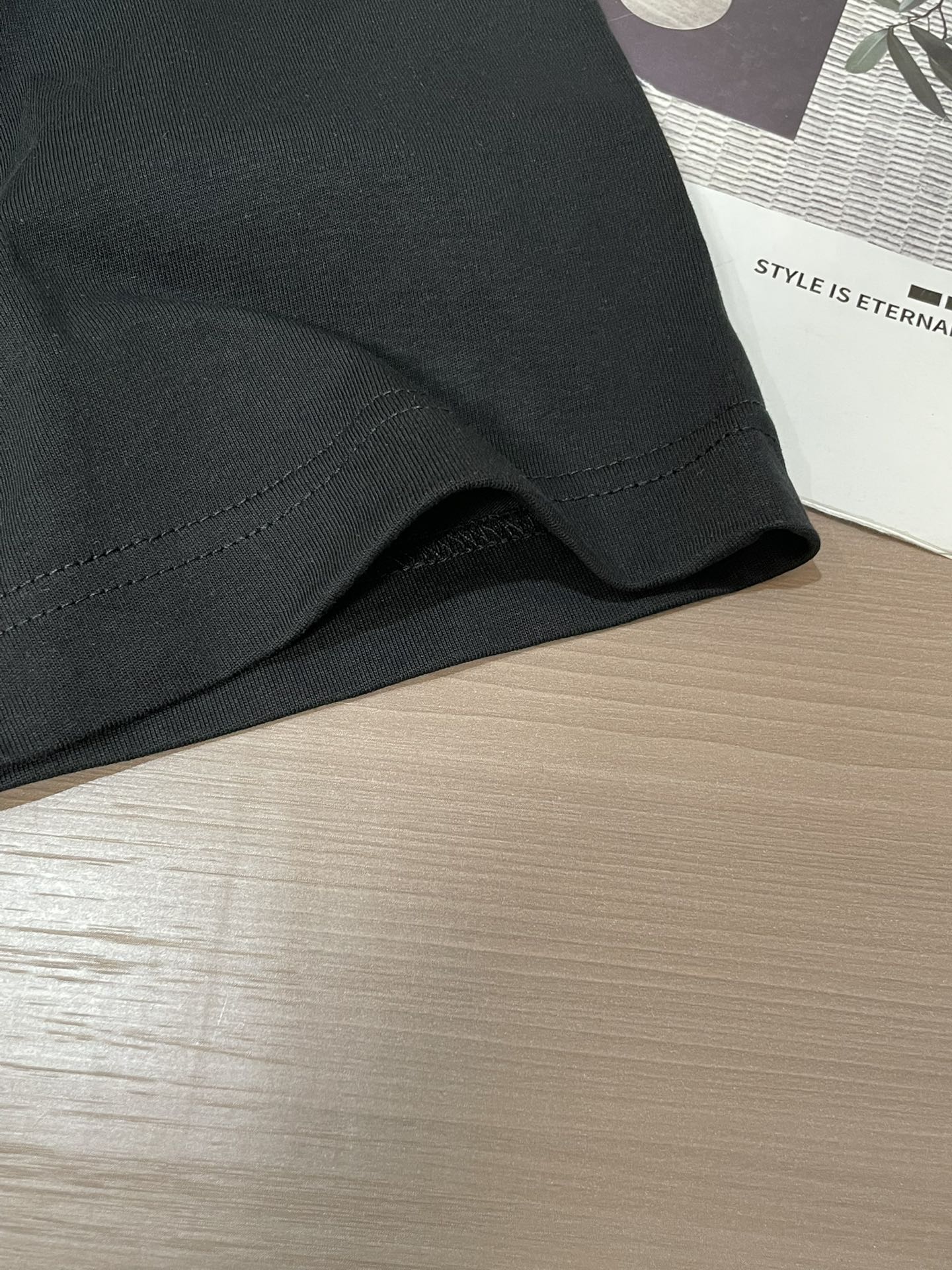 Loewe2026春夏款/官网同步面料采用重磅纯棉精梳棉面料，OS宽松版型，上身版型超正！日常百搭，衣橱
