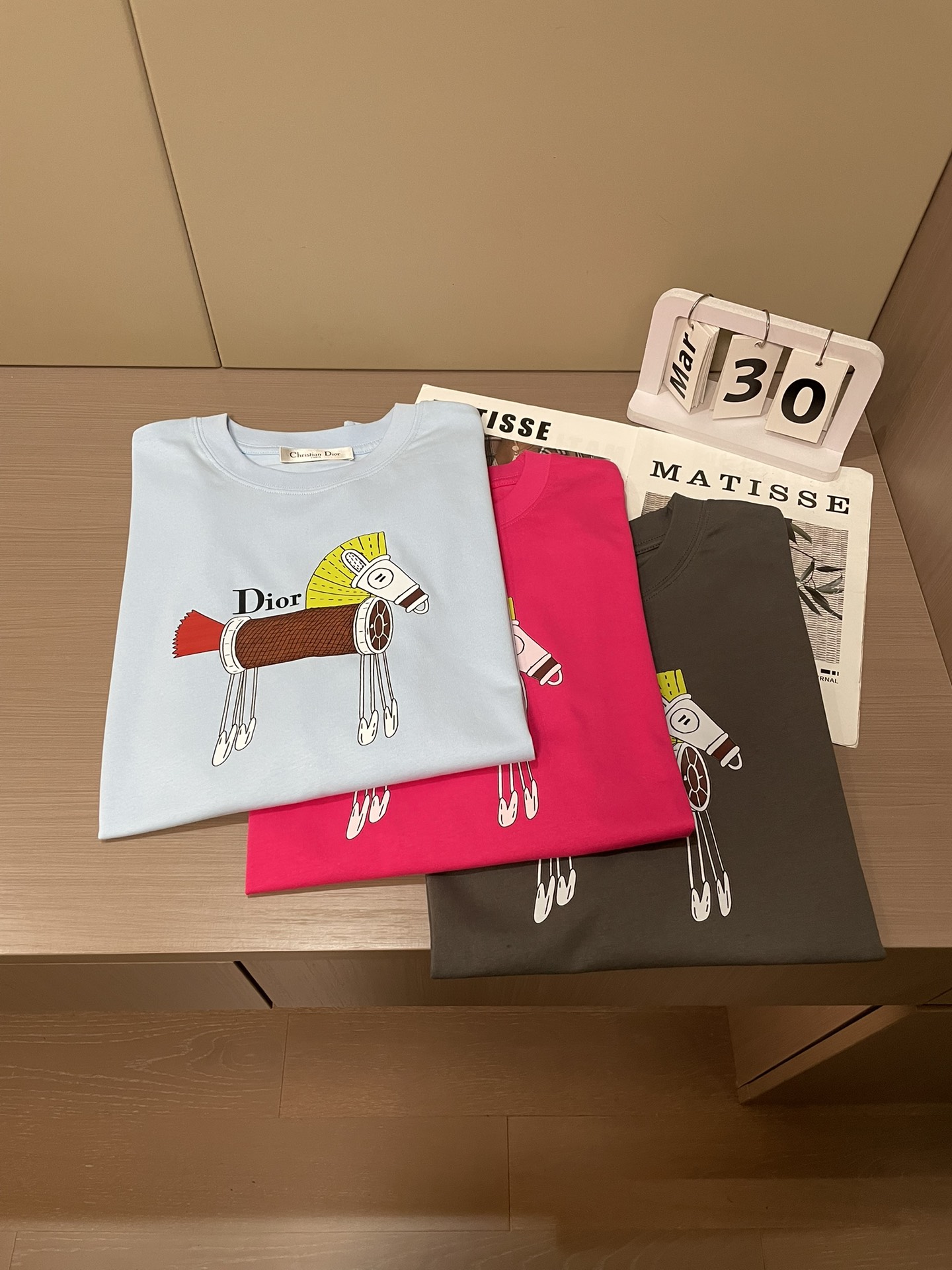 D奥2026春夏款/官网同步面料采用重磅纯棉精梳棉面料，OS宽松版型，上身版型超正！日常百搭，衣橱必备单