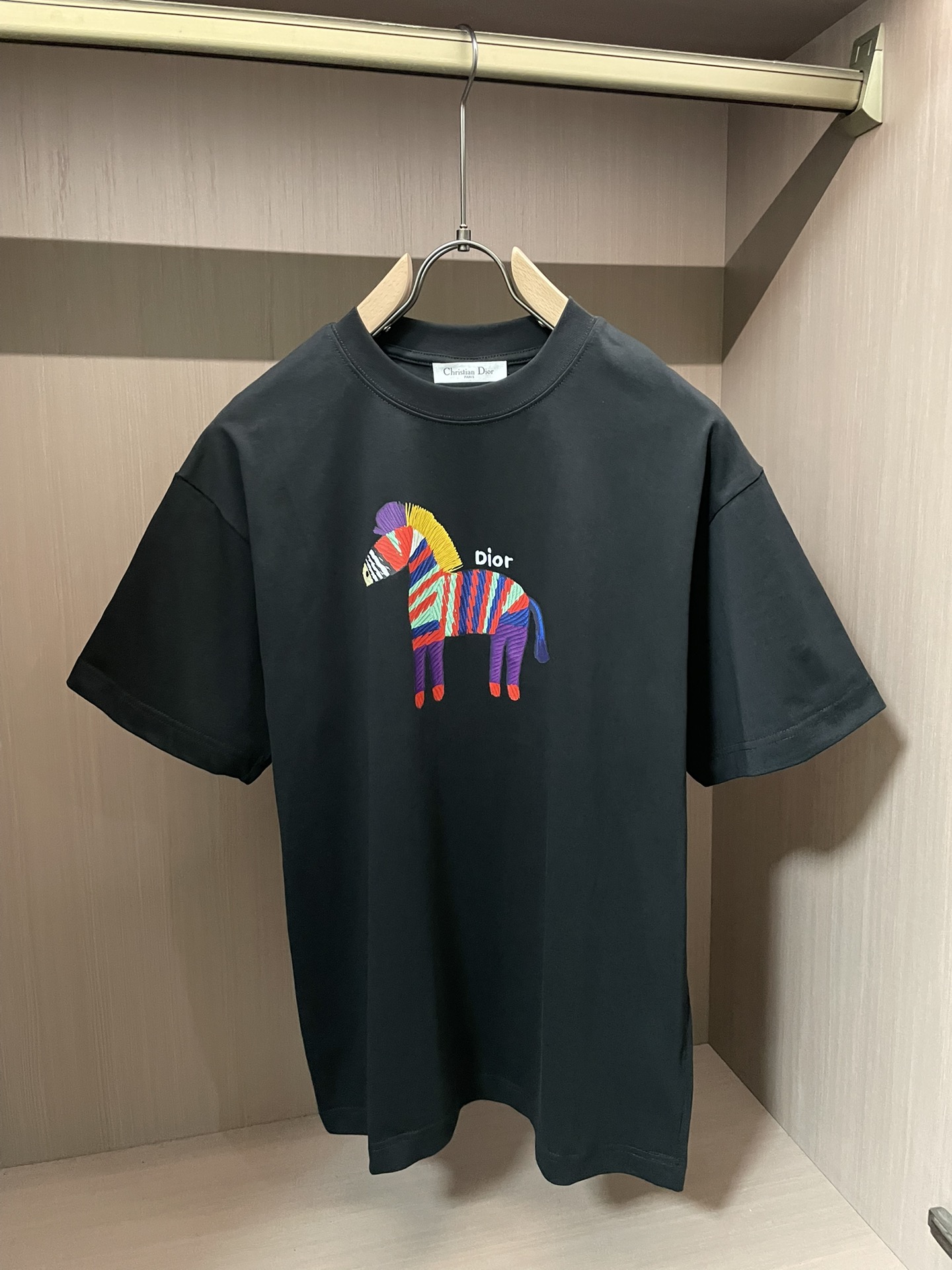 D奥2026春夏款/官网同步面料采用重磅纯棉精梳棉面料，OS宽松版型，上身版型超正！日常百搭，衣橱必备单