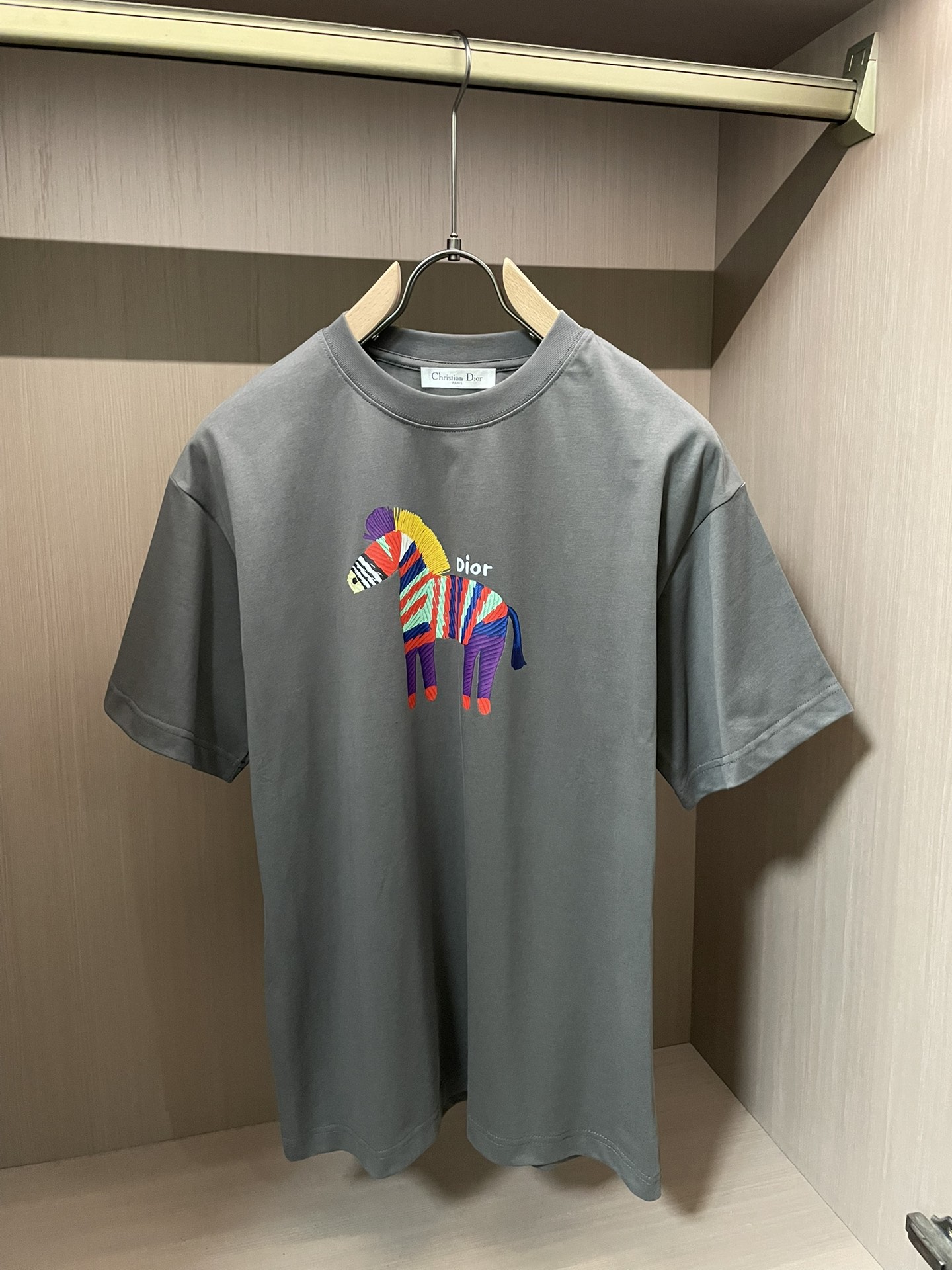 D奥2026春夏款/官网同步面料采用重磅纯棉精梳棉面料，OS宽松版型，上身版型超正！日常百搭，衣橱必备单
