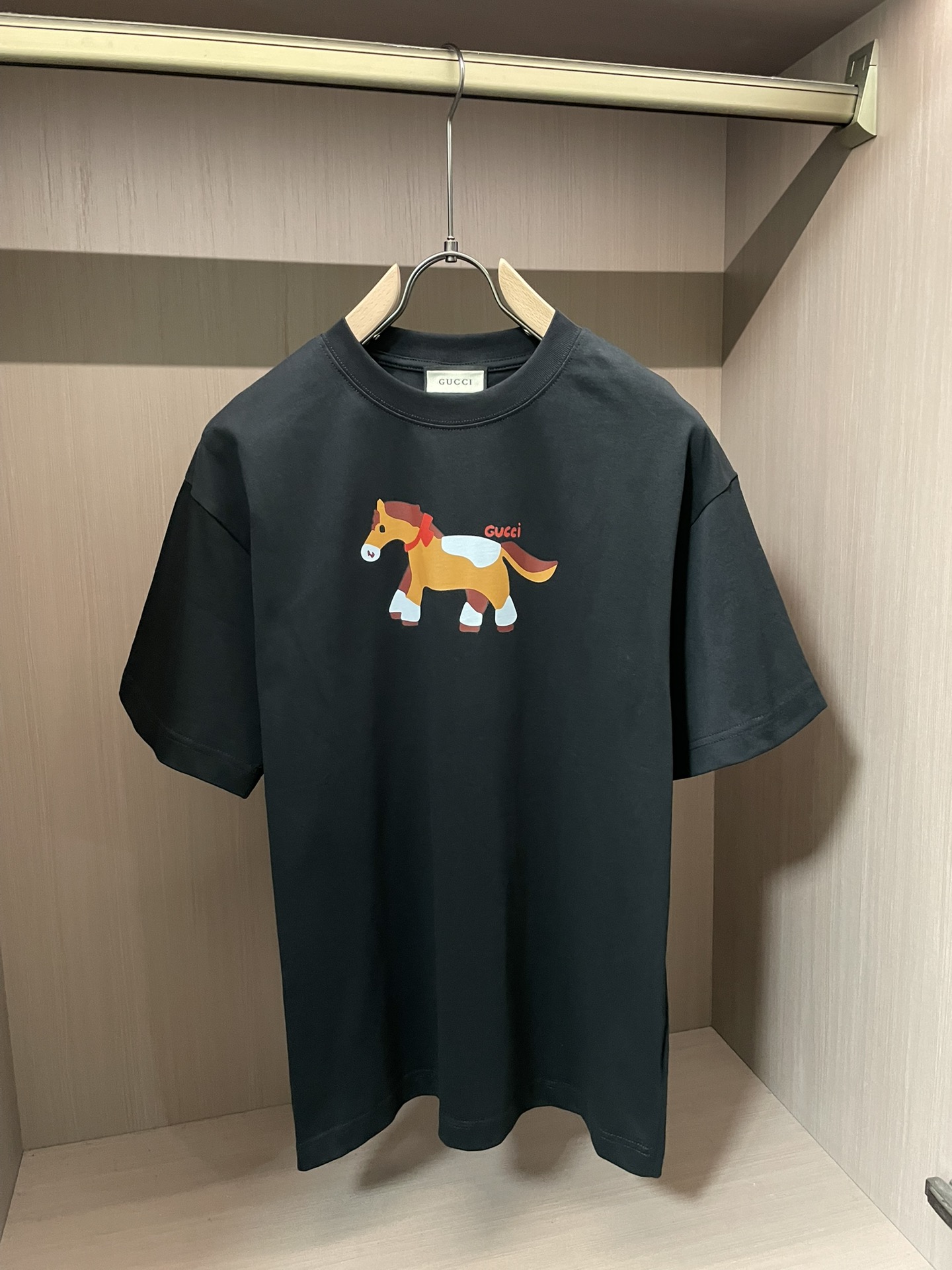 Gucc2026春夏款/官网同步面料采用重磅纯棉精梳棉面料，OS宽松版型，上身版型超正！日常百搭，衣橱必