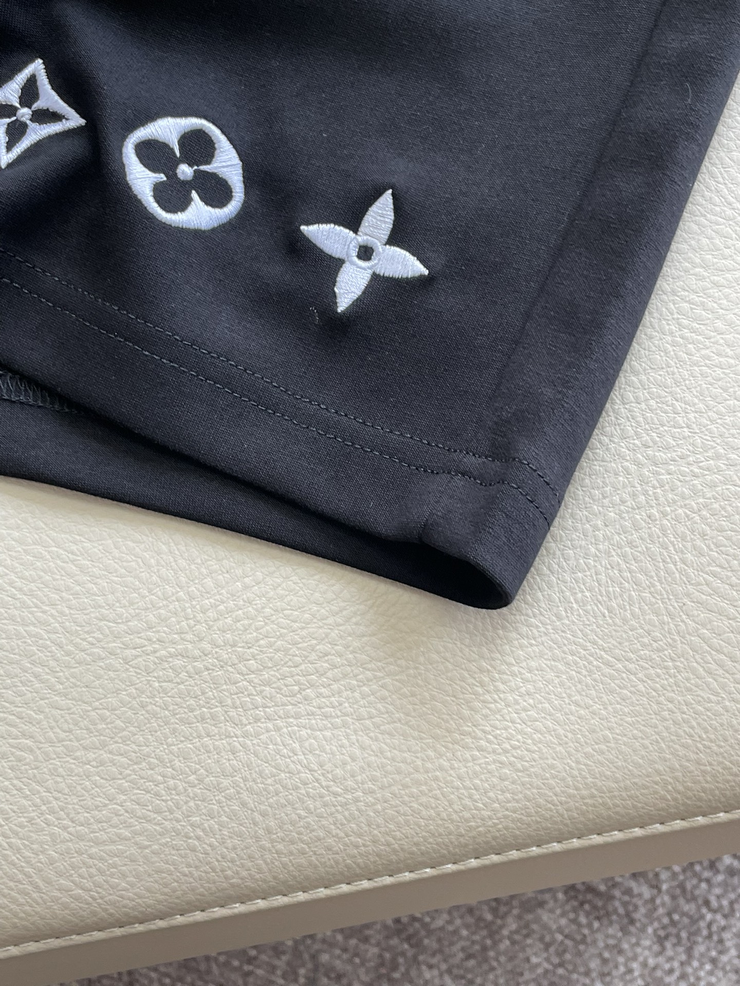 Lv 重磅推荐！2026ss夏装新品 专柜在售 最新系列图案logo短裤 必须人手一件的节奏！进口顶极高