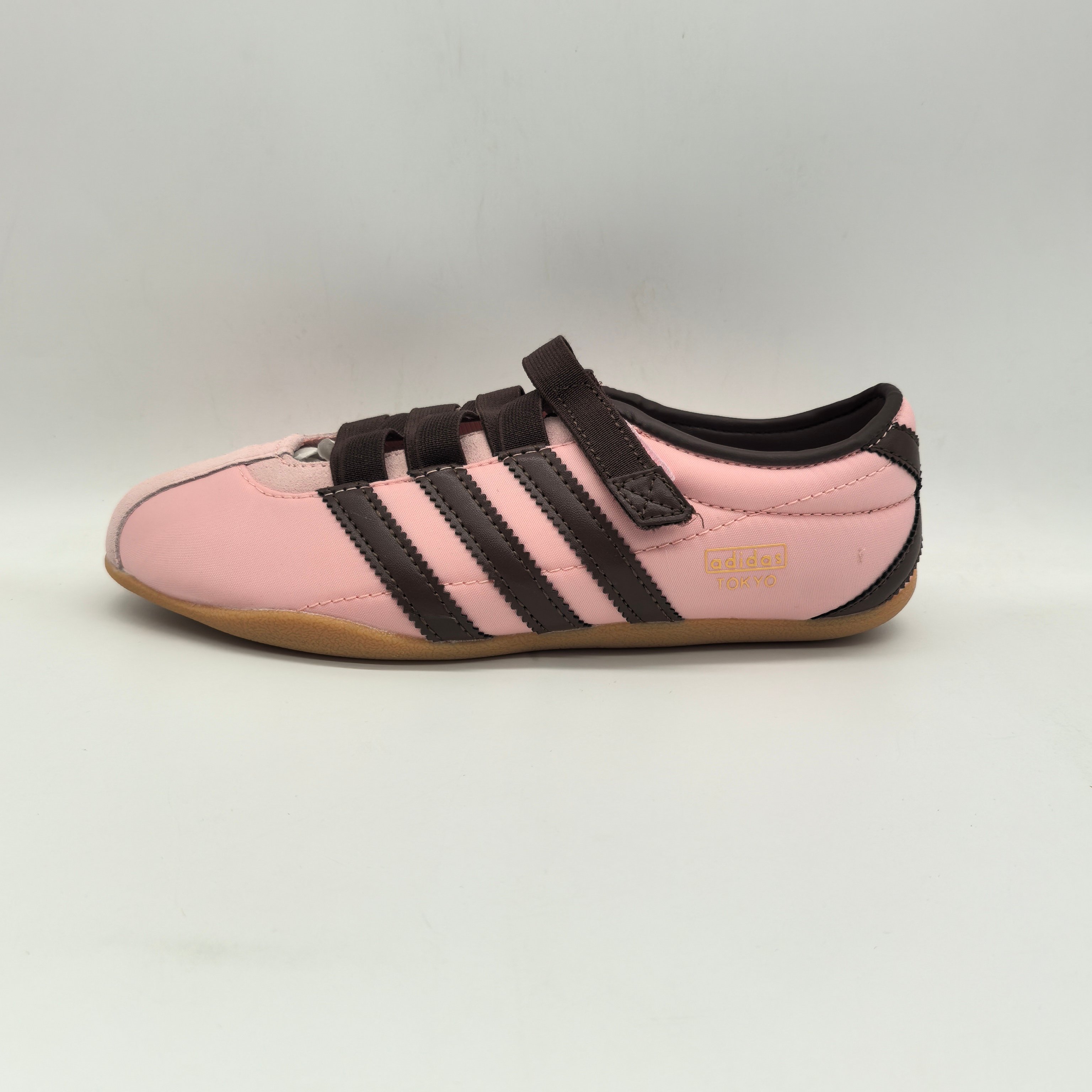 NO:781421,Actual price, ready stock Adidas Tokyo W Adidas comfortable and versatile classic casual sneakers. The upper is designed to fit comfortably on the foot and is made of soft material. It is light and comfortable to wear. Gold logo engraved on the side increases recognition. Ultra-thin rubber outsole provides flexible traction. Patterns that enhance grip have good stability and flexibility. Comfortable and non-slip for daily wear. Size: 36 36.5 37 38 38.5 39 40  40.5 41,,adidas,sneakers19860909实价 现货 Adidas Tokyo W 阿迪达斯 舒适百搭经典休闲运动鞋 鞋面设计舒适贴合脚面 同时采用柔软材质 穿着轻便舒适 侧面刻有金色的标志 增添辨识度 超薄橡胶外底提供灵活的牵引力 加强抓地力的纹路 具有良好的稳定性和灵活性 日常穿搭舒适且防滑 尺码: 36 36.5 37 38 38.5 39 40 40.5 41,,adidas,sneakers,Men's shoes
