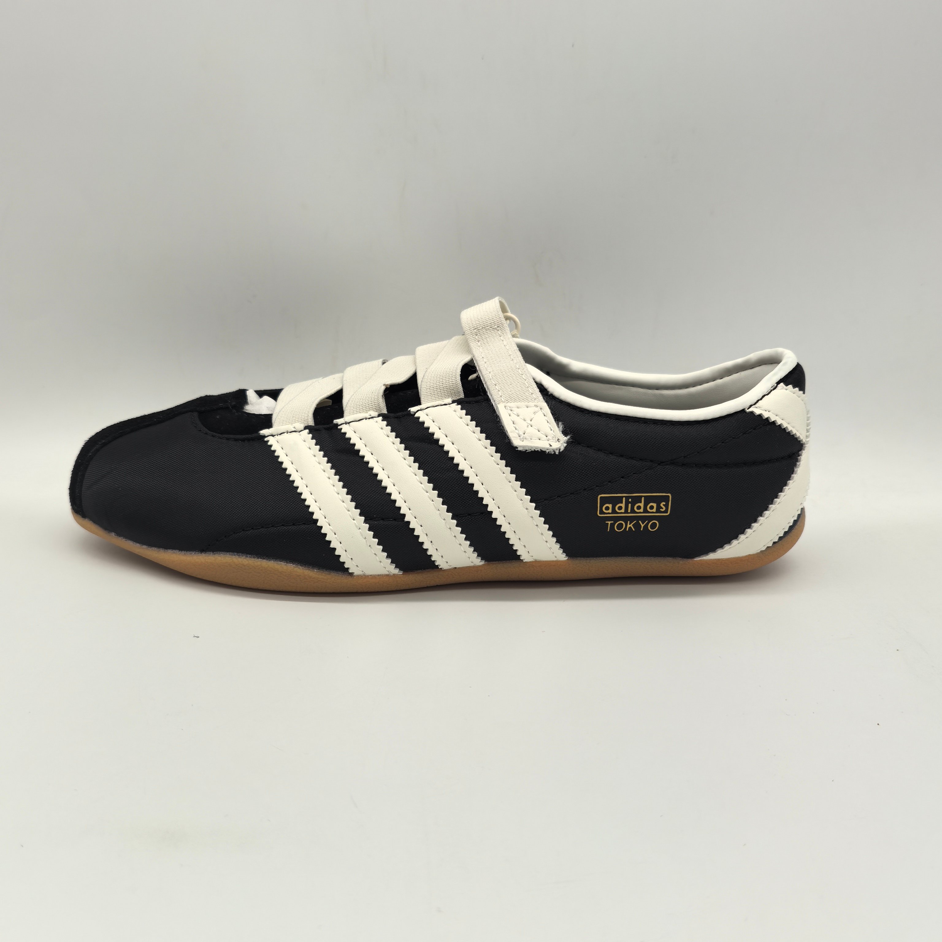 NO:781480,Actual price, ready stock Adidas Tokyo W Adidas comfortable and versatile classic casual sneakers. The upper is designed to fit comfortably on the foot and is made of soft material. It is light and comfortable to wear. Gold logo engraved on the side increases recognition. Ultra-thin rubber outsole provides flexible traction. Patterns that enhance grip have good stability and flexibility. Comfortable and non-slip for daily wear. Size: 36 36.5 37 38 38.5 39 40  40.5 41 42 42.5 43 44 45,,adidas,sneakers19860909实价 现货 Adidas Tokyo W 阿迪达斯 舒适百搭经典休闲运动鞋 鞋面设计舒适贴合脚面 同时采用柔软材质 穿着轻便舒适 侧面刻有金色的标志 增添辨识度 超薄橡胶外底提供灵活的牵引力 加强抓地力的纹路 具有良好的稳定性和灵活性 日常穿搭舒适且防滑 尺码: 36 36.5 37 38 38.5 39 40 40.5 41 42 42.5 43 44 45,,adidas,sneakers,Men's shoes