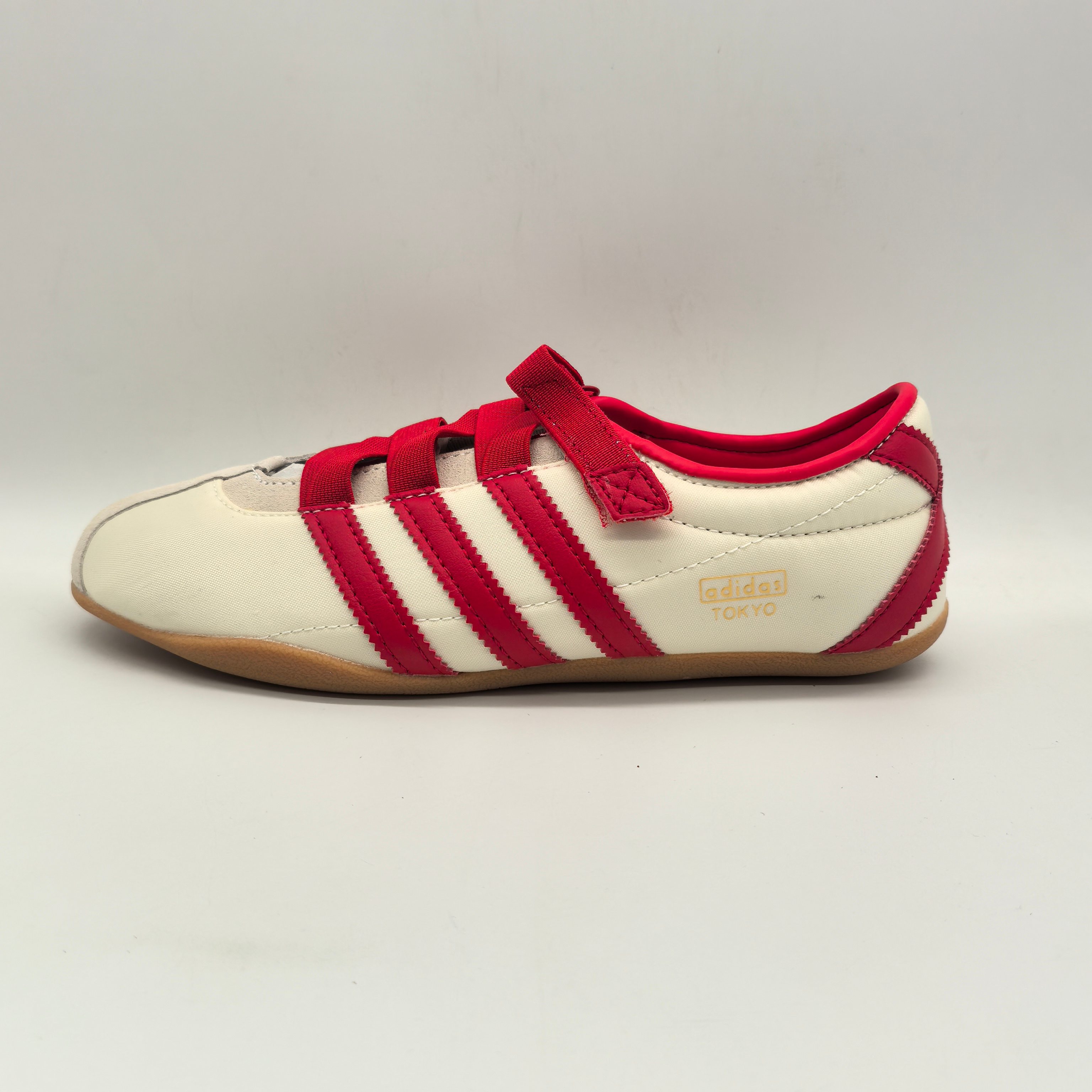 NO:781474,Actual price, ready stock Adidas Tokyo W Adidas comfortable and versatile classic casual sneakers. The upper is designed to fit comfortably on the foot and is made of soft material. It is light and comfortable to wear. Gold logo engraved on the side increases recognition. Ultra-thin rubber outsole provides flexible traction. Patterns that enhance grip have good stability and flexibility. Comfortable and non-slip for daily wear. Size: 36 36.5 37 38 38.5 39 40  40.5 41 42 42.5 43 44 45,,adidas,sneakers19860909实价 现货 Adidas Tokyo W 阿迪达斯 舒适百搭经典休闲运动鞋 鞋面设计舒适贴合脚面 同时采用柔软材质 穿着轻便舒适 侧面刻有金色的标志 增添辨识度 超薄橡胶外底提供灵活的牵引力 加强抓地力的纹路 具有良好的稳定性和灵活性 日常穿搭舒适且防滑 尺码: 36 36.5 37 38 38.5 39 40 40.5 41 42 42.5 43 44 45,,adidas,sneakers,Men's shoes