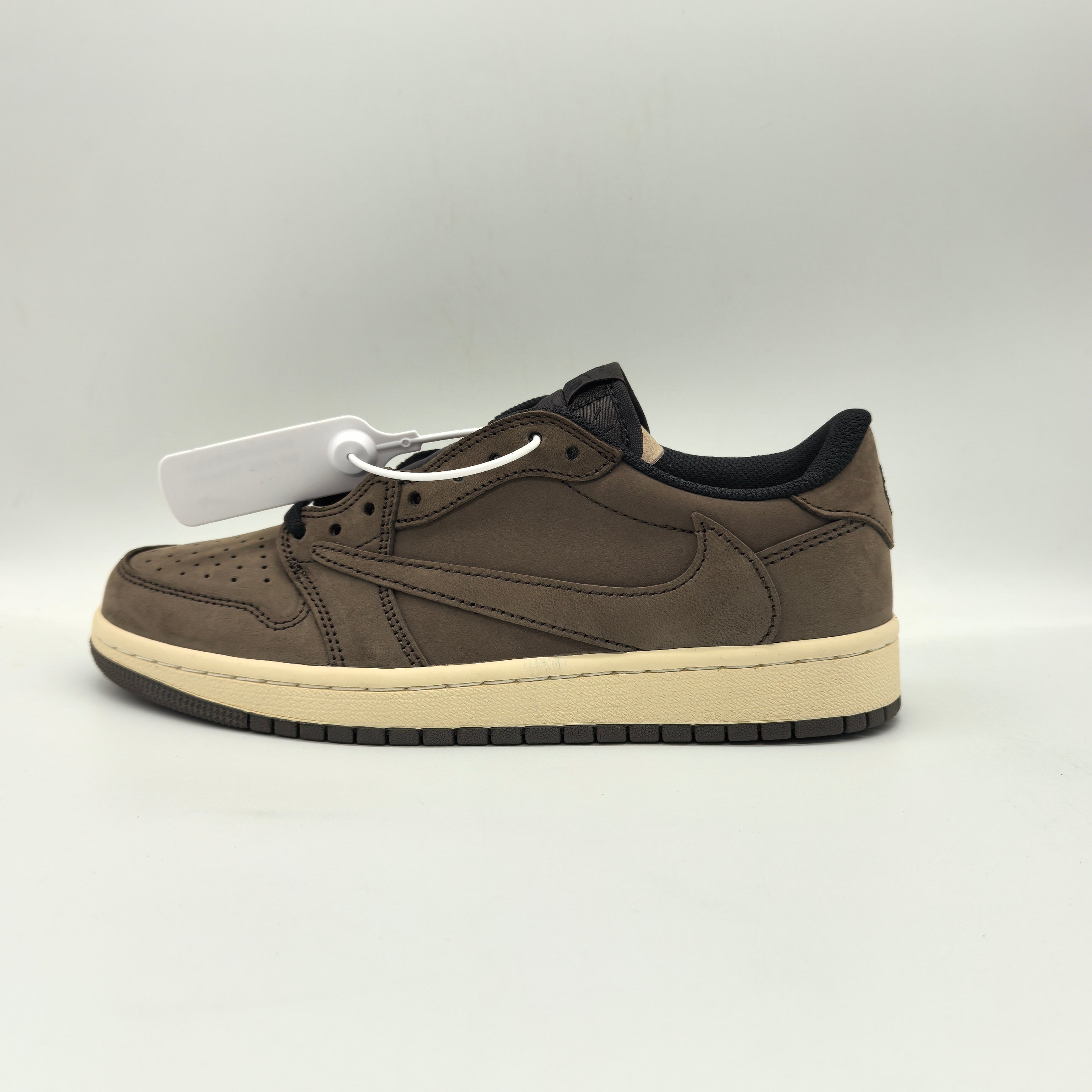 NO:897794,Actual price 230 260 In stock New color matching Hiroshi Fujiwara's three-party collaboration Travis Scott19860909实价 230 260 现货 新配色 藤原浩三方联名Travis Scott x Fragment x Air Jordan 1 倒勾 低帮 Size36 36.5 37.5 38 38.5 39 40 40.5 41 42 42.5 43 44 44.5 45 46 47.5,,Men's shoes