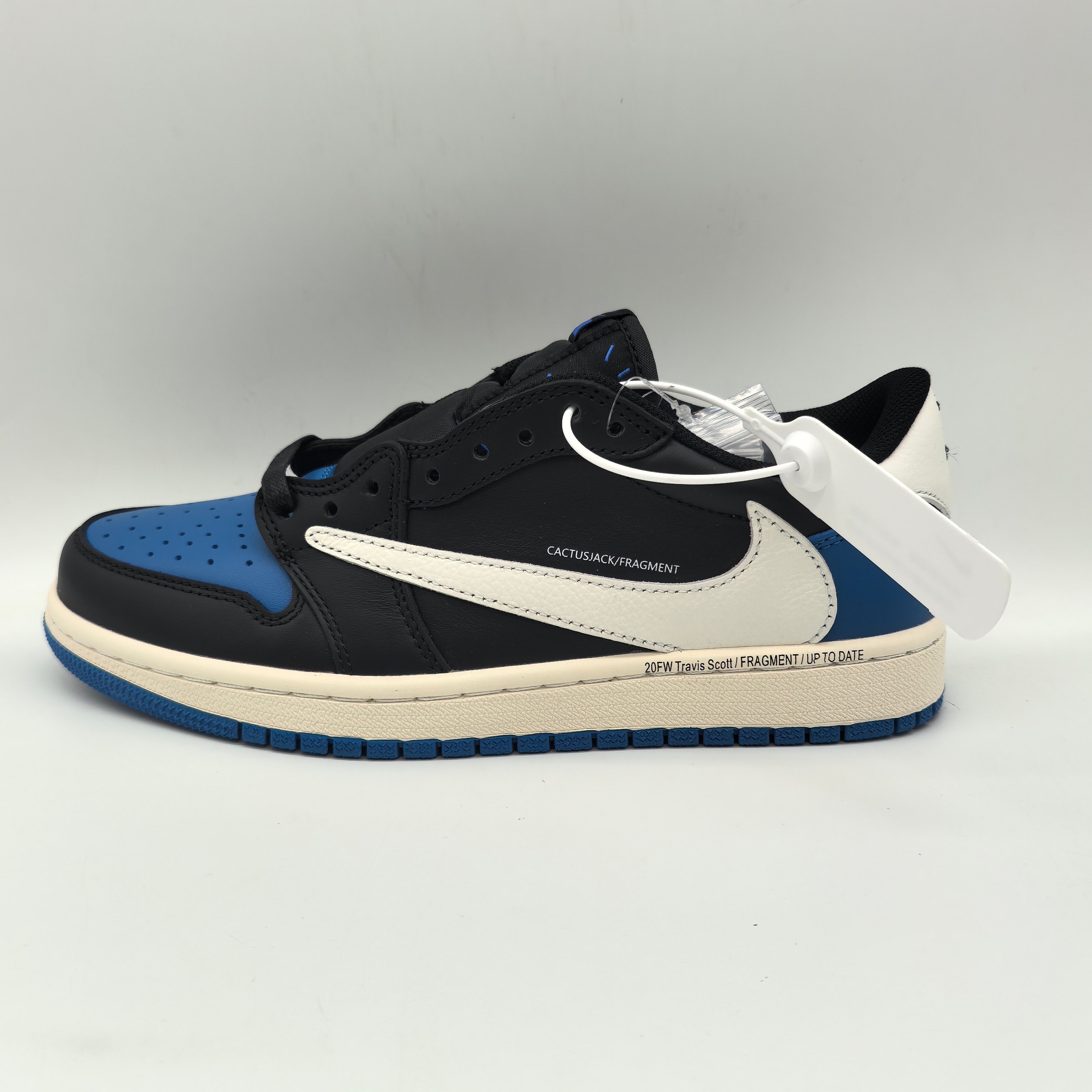 NO:897797,Actual price 230 260 In stock New color matching Hiroshi Fujiwara's three-party collaboration Travis Scott19860909实价 230 260 现货 新配色 藤原浩三方联名Travis Scott x Fragment x Air Jordan 1 倒勾 低帮 Size36 36.5 37.5 38 38.5 39 40 40.5 41 42 42.5 43 44 44.5 45 46 47.5,,Men's shoes