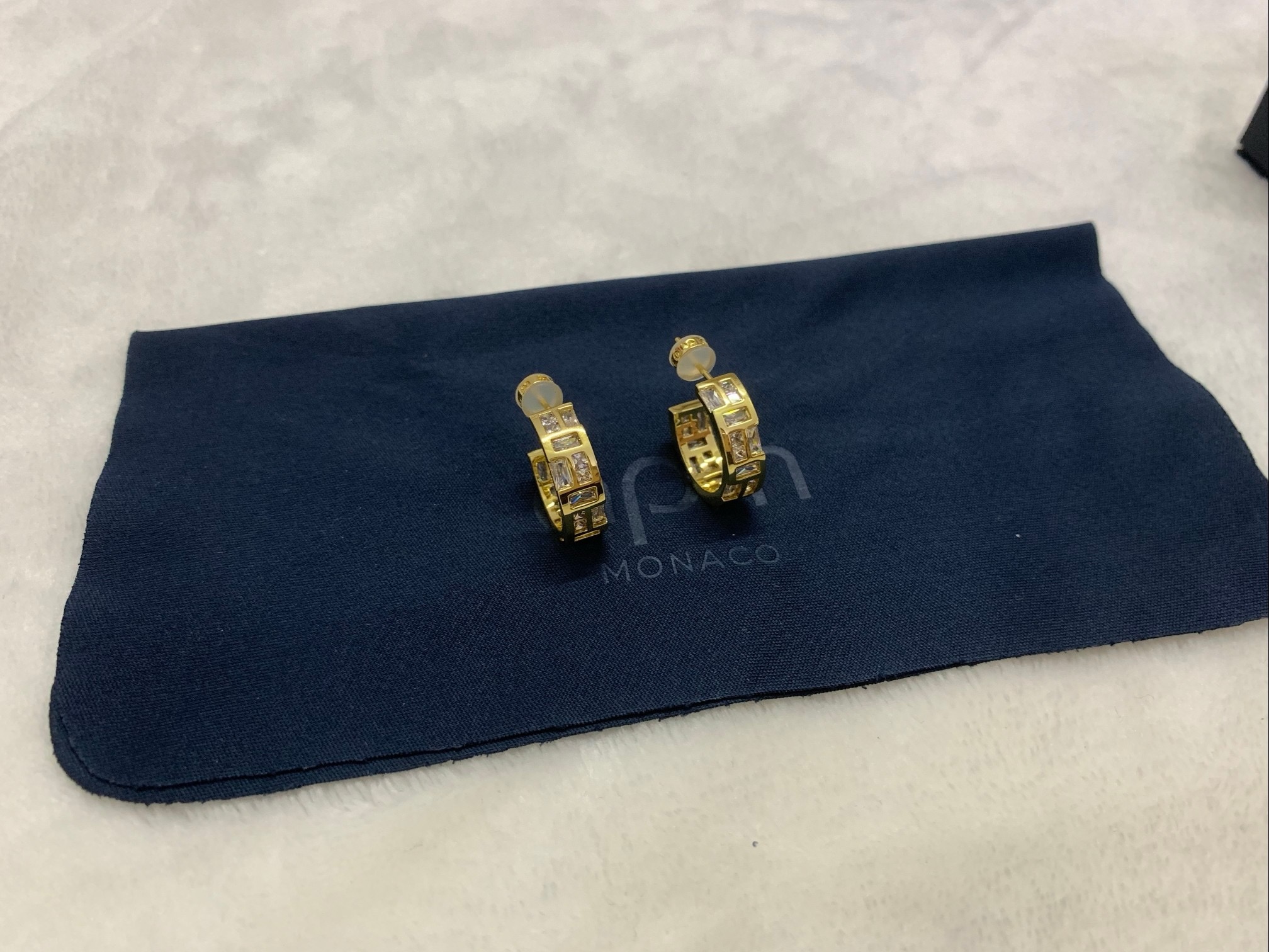 APm Monaco Ice冰块圈形耳环金黄耳饰惊喜盒。