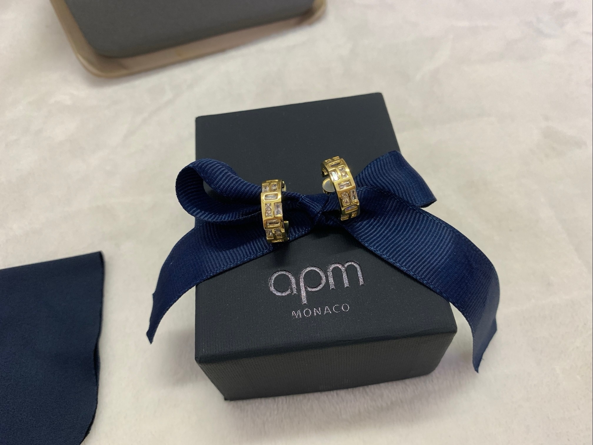 APm Monaco Ice冰块圈形耳环金黄耳饰惊喜盒。