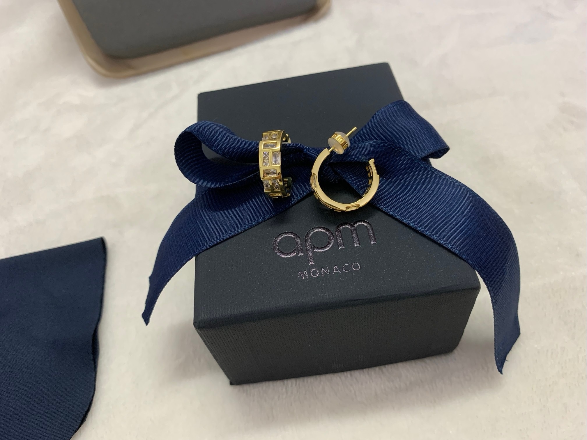 APm Monaco Ice冰块圈形耳环金黄耳饰惊喜盒。