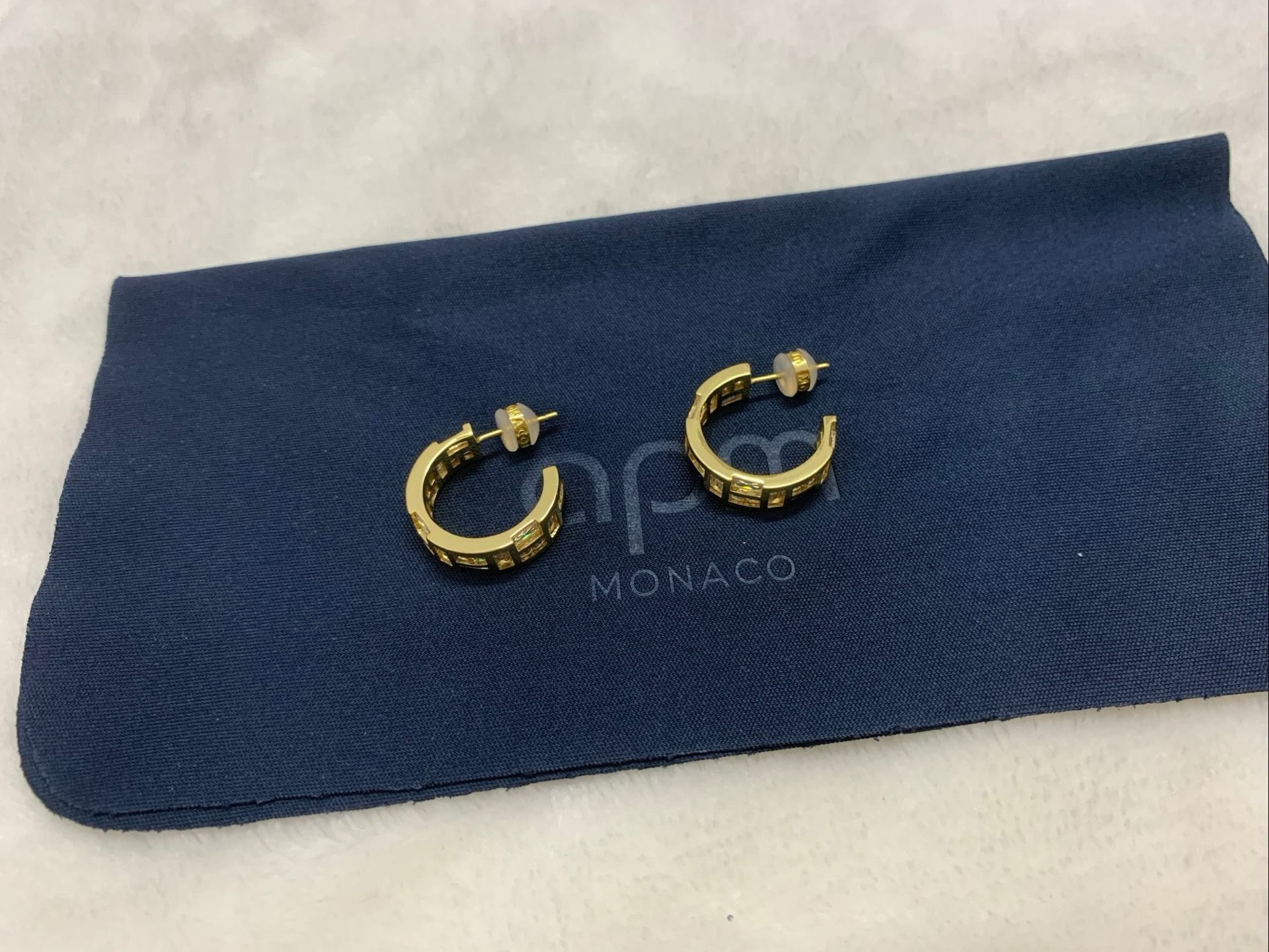 APm Monaco Ice冰块圈形耳环金黄耳饰惊喜盒。