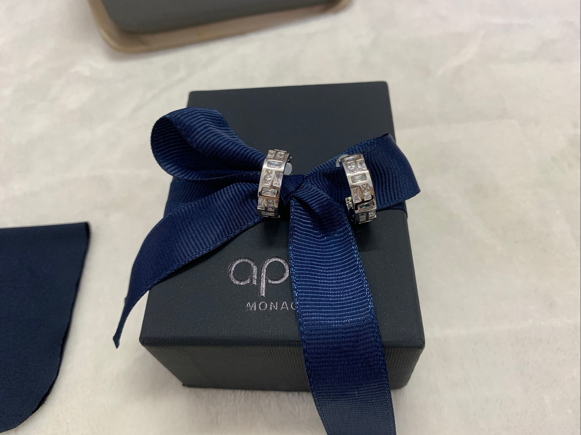APm Monaco Ice冰块圈形耳环银白优雅耳饰精致。
