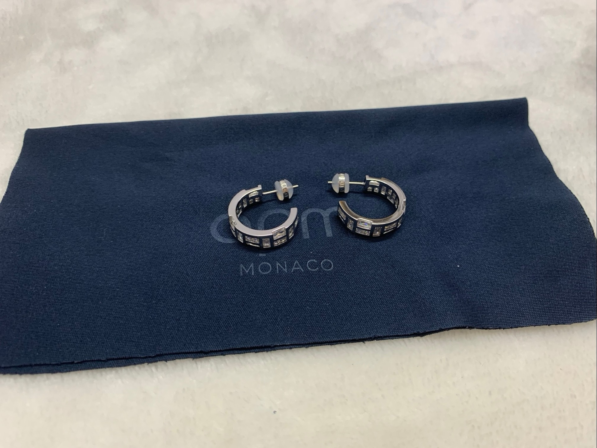 APm Monaco Ice冰块圈形耳环银白优雅耳饰精致。