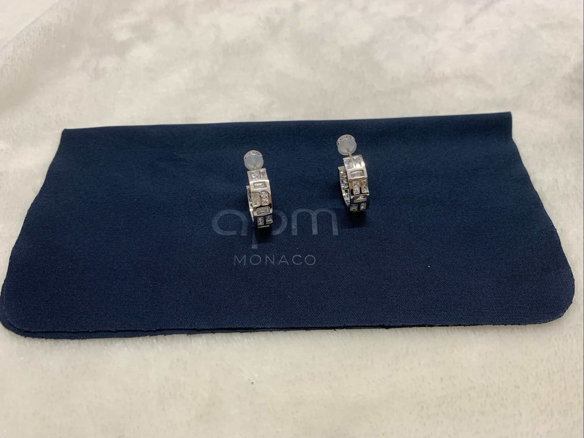 APm Monaco Ice冰块圈形耳环银白优雅耳饰精致。
