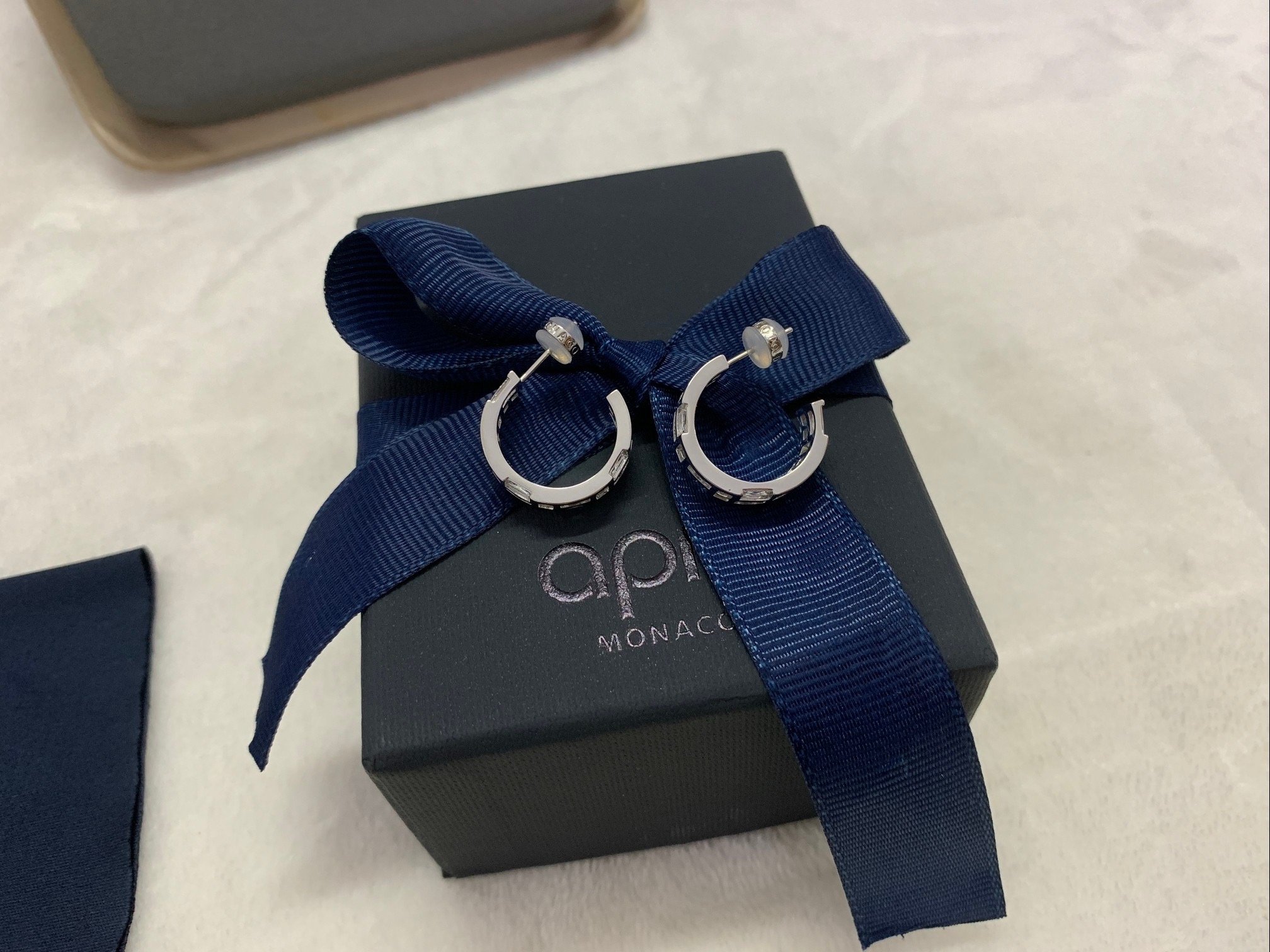 APm Monaco Ice冰块圈形耳环银白优雅耳饰精致。