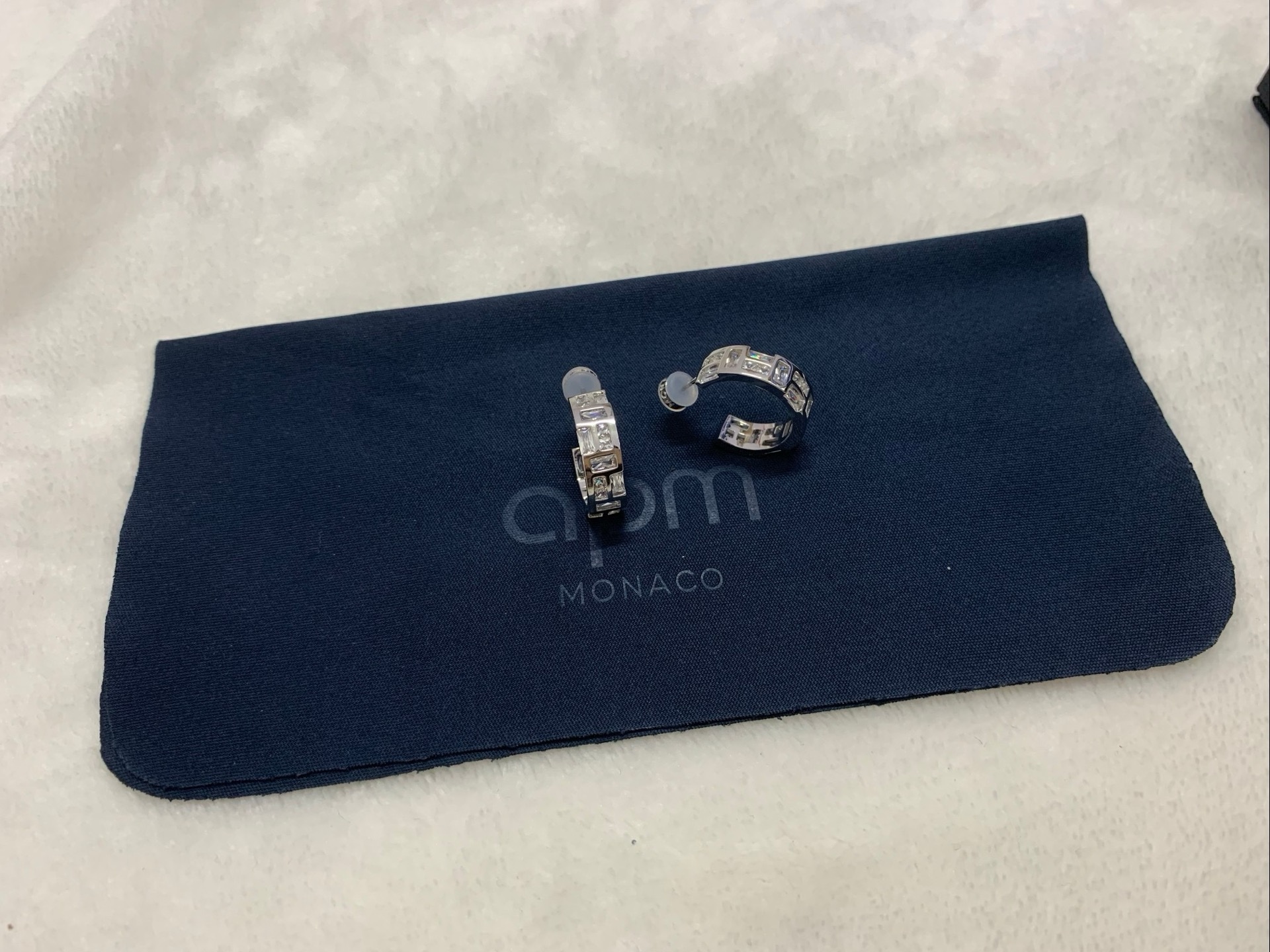 APm Monaco Ice冰块圈形耳环银白优雅耳饰精致。